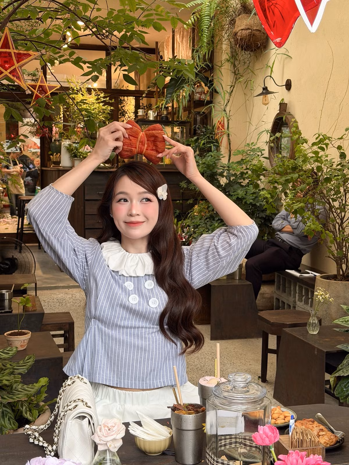 Dù bận rộn với thiên chức làm mẹ, cô vẫn khiến nhiều người ngưỡng mộ bởi sắc vóc sau sinh đáng mơ ước.
