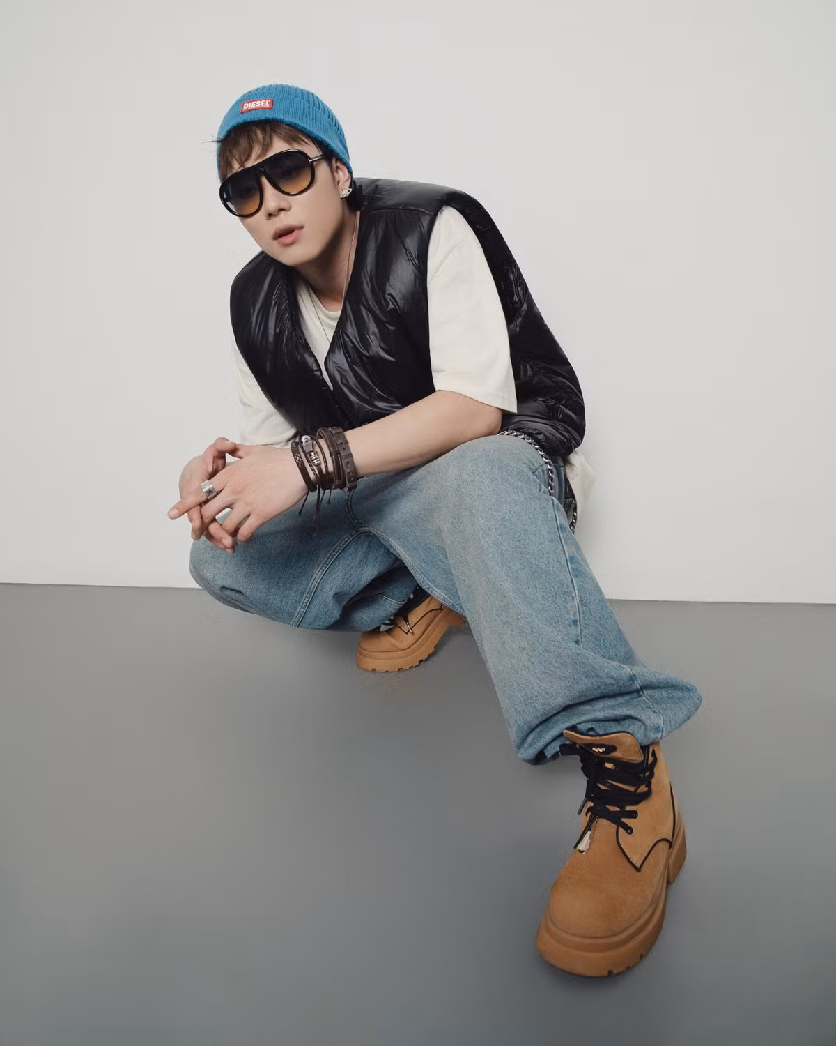 Ca sĩ Dương Domic thu hút hàng chục nghìn lượt "thích" khi đăng ảnh mới và nhờ fan ghép giúp mình background để dùng làm avatar. Ảnh: FB Dương Domic