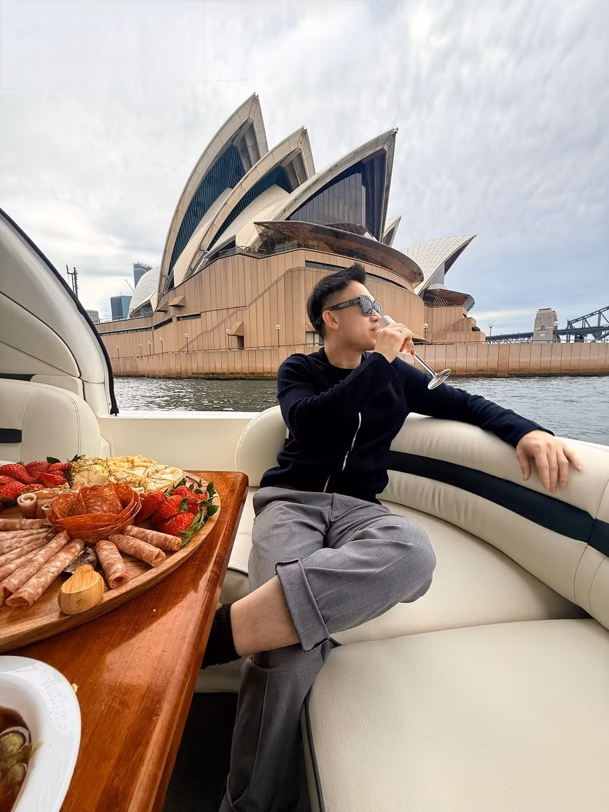 Ca sĩ Dương Triệu Vũ mừng Lễ Tạ ơn bằng bữa tiệc trên du thuyền ở Australia. Ảnh: FB Dương Triệu Vũ