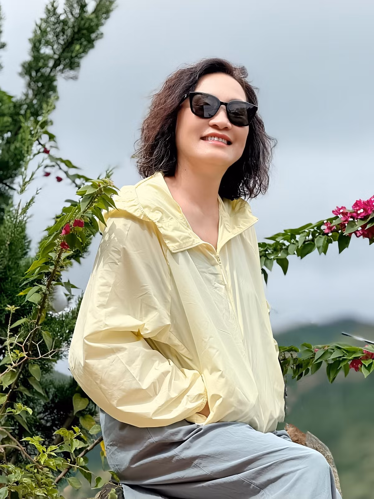 Hồng Đào tiết lộ luôn duy trì thói quen tập thể dục mỗi ngày để giữ cơ thể được linh hoạt, uyển chuyển. Điều này một phần cũng trợ giúp cho diễn xuất, hỗ trợ nữ nghệ sĩ hóa thân nhiều loại vai hơn trên màn ảnh.