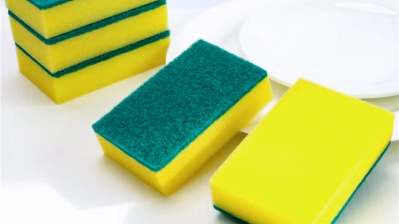 Không chỉ vậy, miếng bọt biển hoặc mút xốp ướt cũng mang lại hiệu quả rõ rệt. Việc làm ẩm nhẹ bọt biển rồi lau theo một chiều giúp lông thú nhanh chóng kết lại thành từng đám. Nhờ đó, người dùng có thể dễ dàng gom và làm sạch mà không làm sofa bị thấm nước quá nhiều.