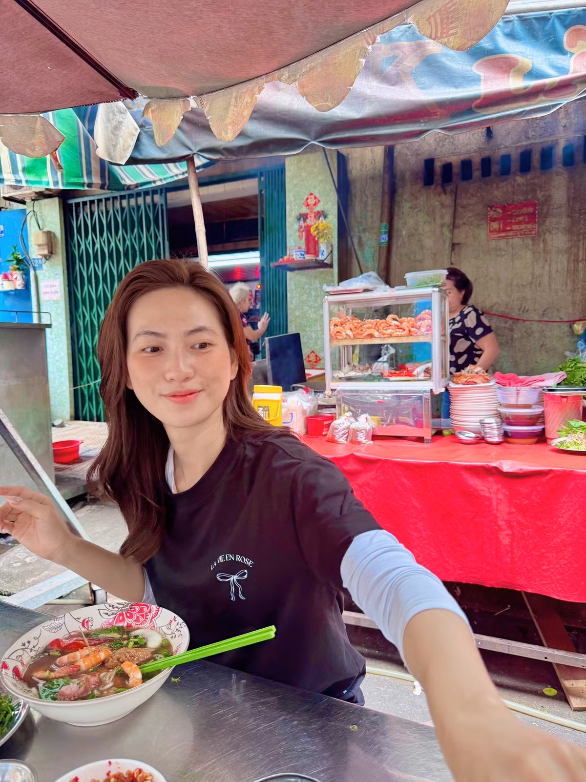 Đằng sau vẻ ngoài ấy là lối sống khoa học và thói quen sinh hoạt lành mạnh. Song song với chế độ ăn uống điều độ, Phương Anh Đào duy trì việc tập luyện thể thao đều đặn.