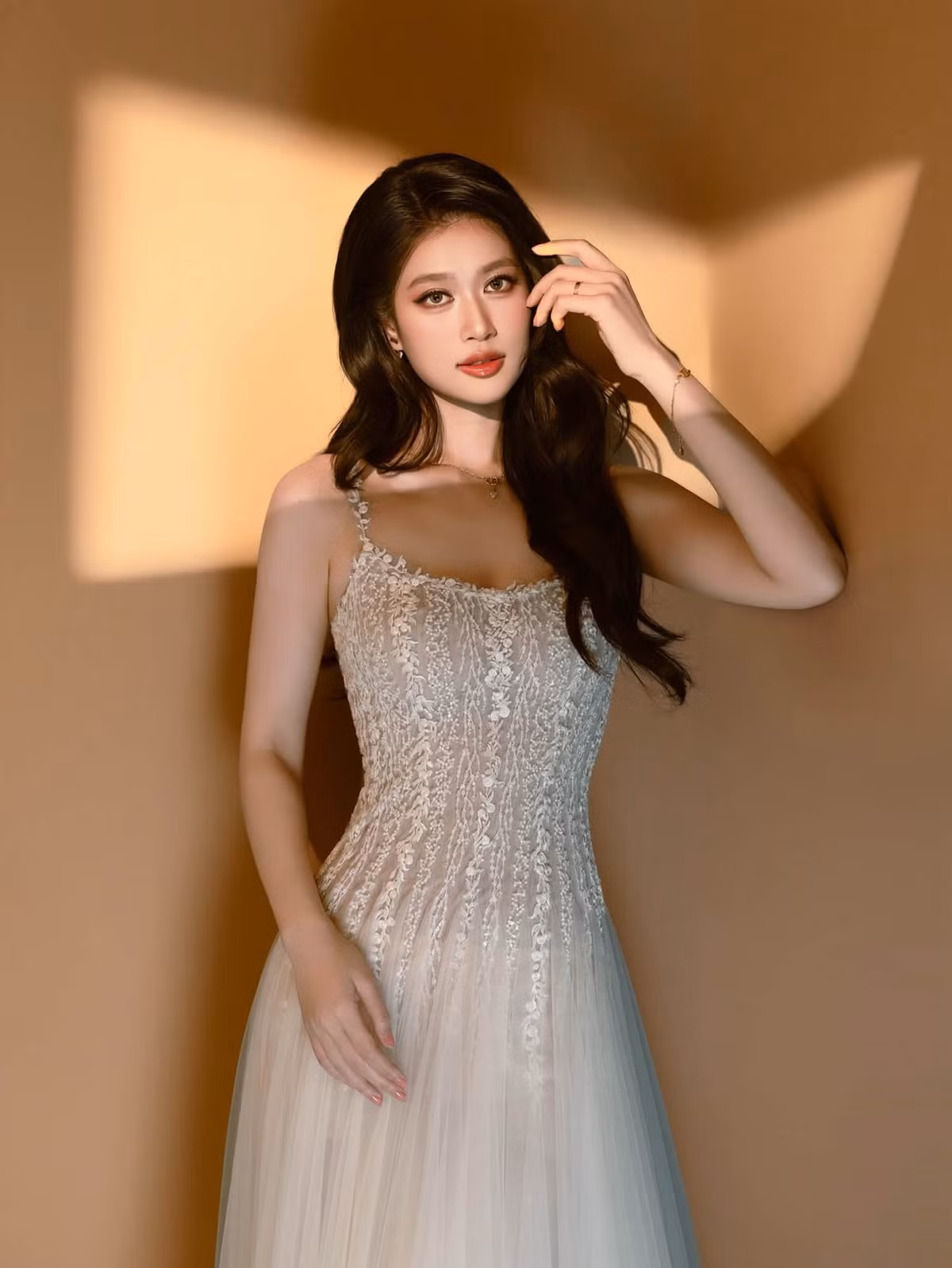 Thiên Ân lựa chọn tập trung vào công việc và cải thiện bản thân. Sau khi kết thúc nhiệm kỳ vào tháng 8/2023, cô không bó hẹp hình ảnh trong vai trò hoa hậu mà cùng ê-kíp định hướng phát triển theo hướng đa năng, từ người mẫu, quảng cáo đến các chương trình truyền hình thực tế. Ảnh: FB Đoàn Thiên Ân