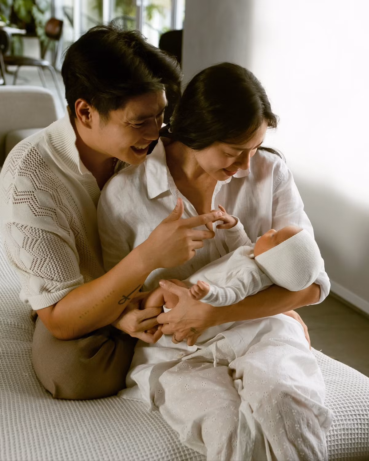 Vợ chồng Ngô Thanh Vân mừng đầy tháng con gái. Ảnh: FB Ngo Thanh Van
