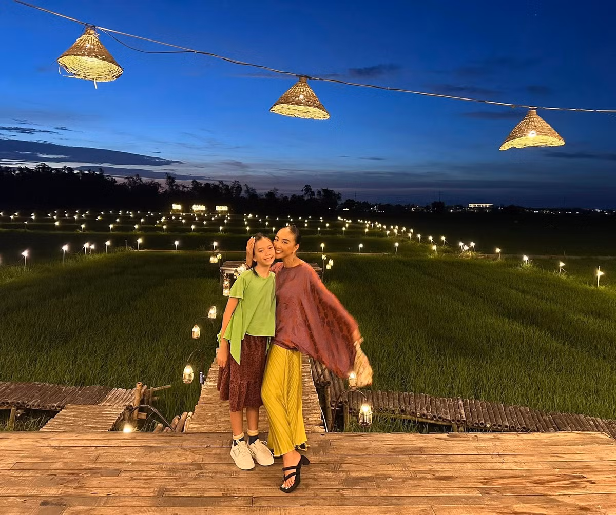 Ca sĩ Đoan Trang cùng con gái tận hưởng khung cảnh bình yên ở Hội An. Ảnh: FB Doan Trang