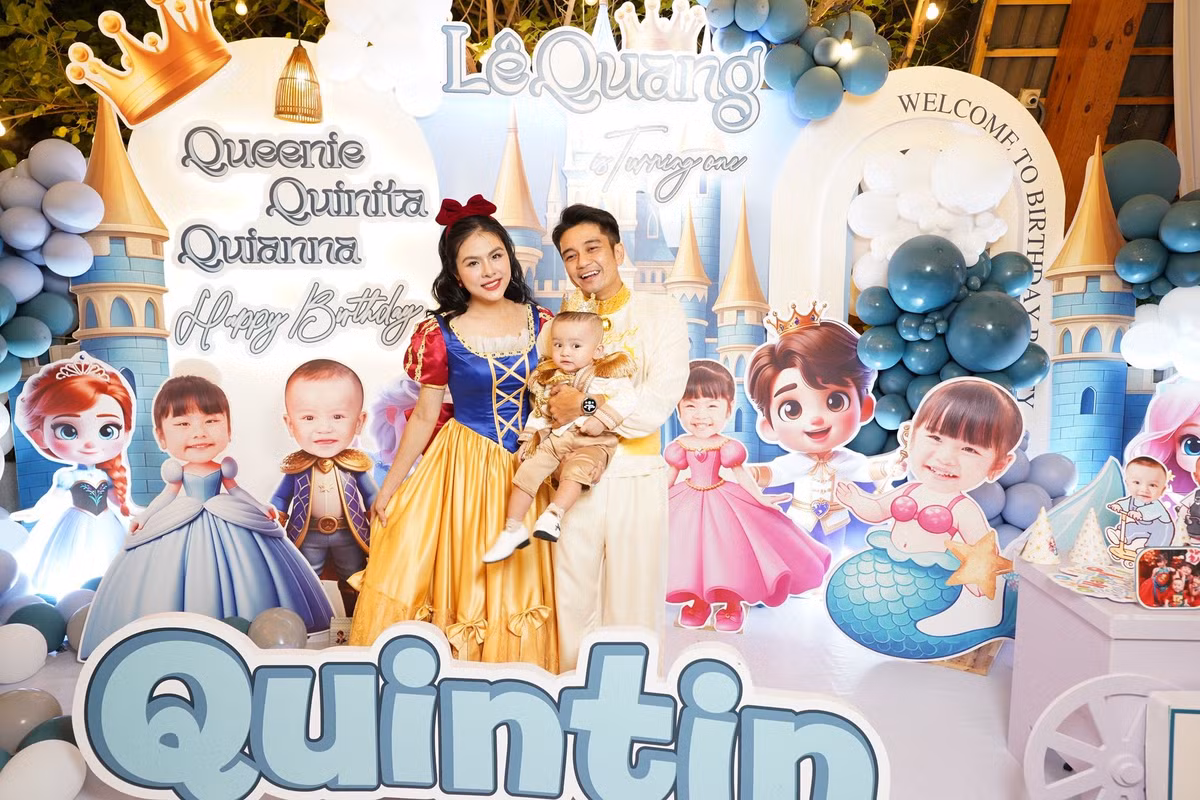 Vân Trang cùng ông xã Quân Lê tổ chức tiệc mừng bé Tin tròn một tuổi. Đôi vợ chồng hóa thân công chúa - hoàng tử trong không gian trang trí đậm màu sắc cổ tích. Ảnh: FB Vân Trang