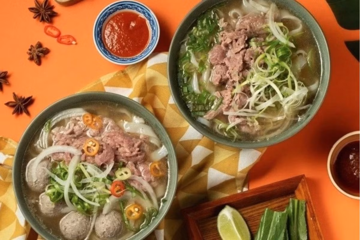 Các món bún, phở rất phổ biến trong bữa sáng của người Việt. Tuy nhiên, nước dùng thường được nêm nhiều muối, bột nêm và nước mắm để tạo vị đậm đà. Nếu ăn quá thường xuyên, lượng natri hấp thụ có thể vượt quá nhu cầu của cơ thể.