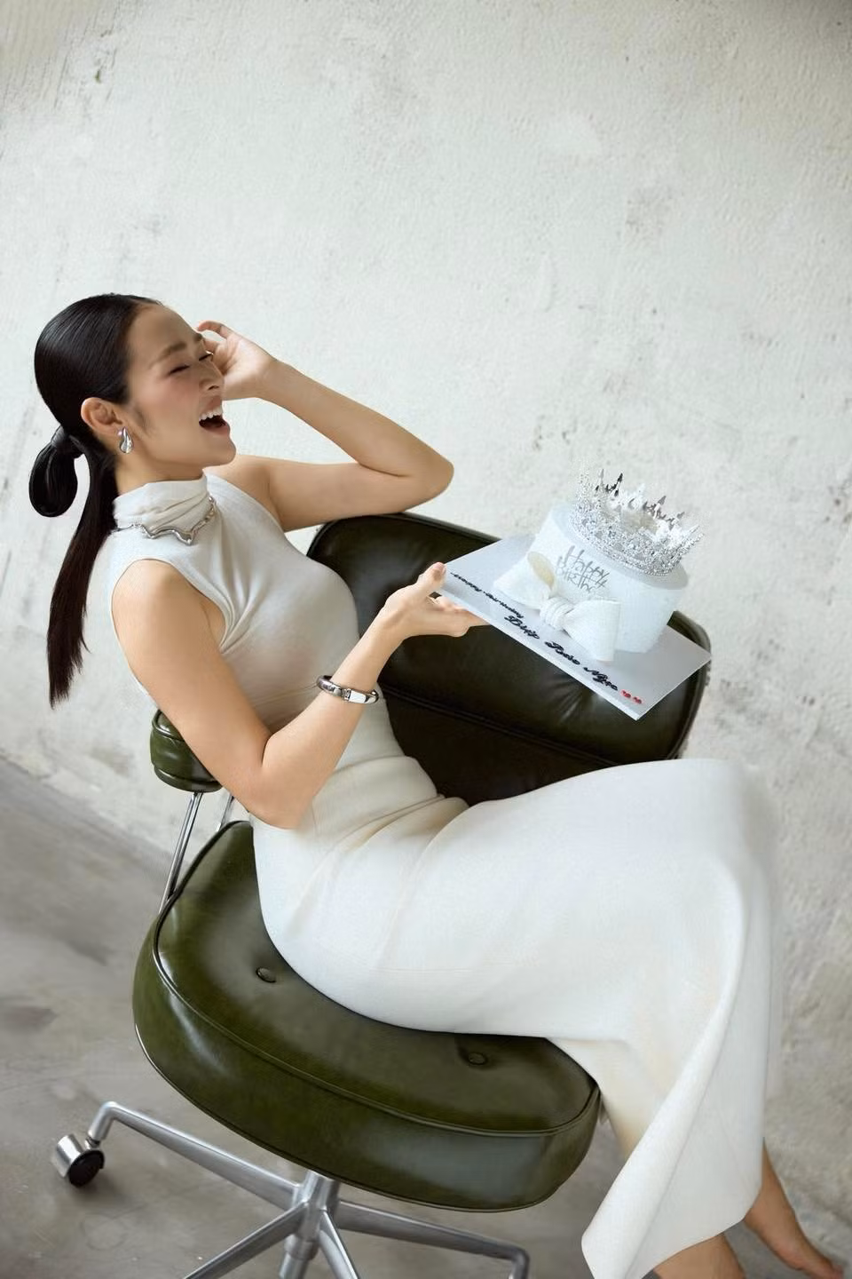 Điểm nhấn trong bộ ảnh là khoảnh khắc Diệp Bảo Ngọc tạo dáng bên chiếc bánh sinh nhật đơn giản. Không ít người hâm mộ và bạn bè đã để lại lời chúc mừng sinh nhật, đồng thời bày tỏ sự bất ngờ trước nhan sắc ngày càng thăng hạng của cô.