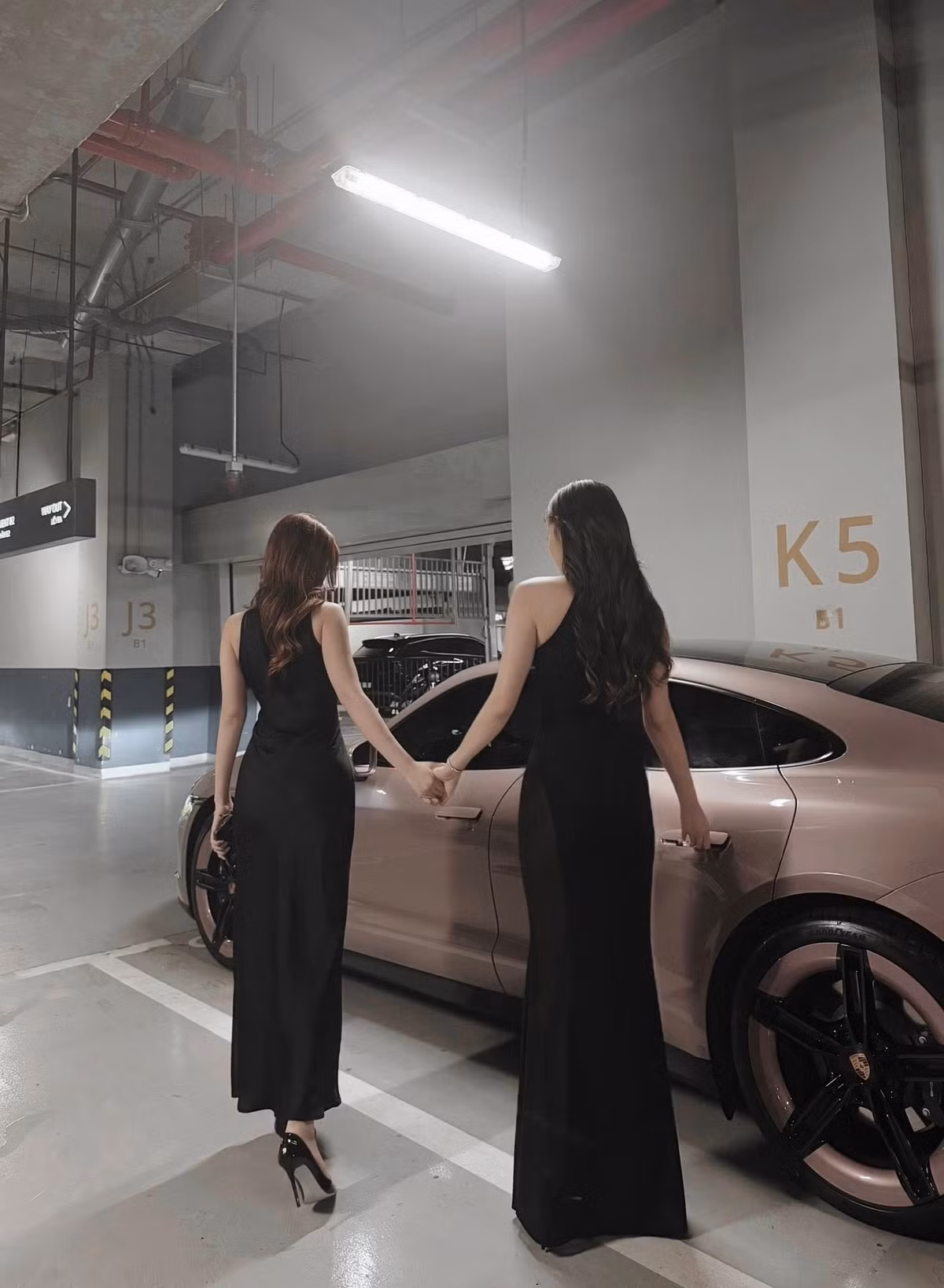 Không cần quá nhiều phụ kiện cầu kỳ, hai nàng hậu vẫn đủ sức chiếm trọn spotlight nhờ thần thái sang chảnh và phong cách trình diễn cuốn hút.
