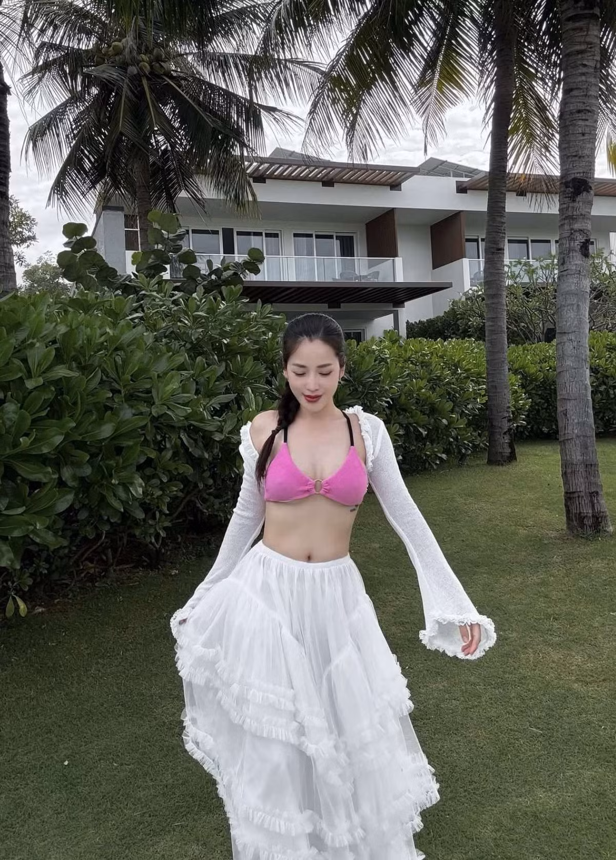 Dù không cầu kỳ trong trang phục hay cách tạo dáng, Puka vẫn ghi điểm với thần thái tươi tắn, rạng ngời và vẻ đẹp tràn đầy năng lượng.