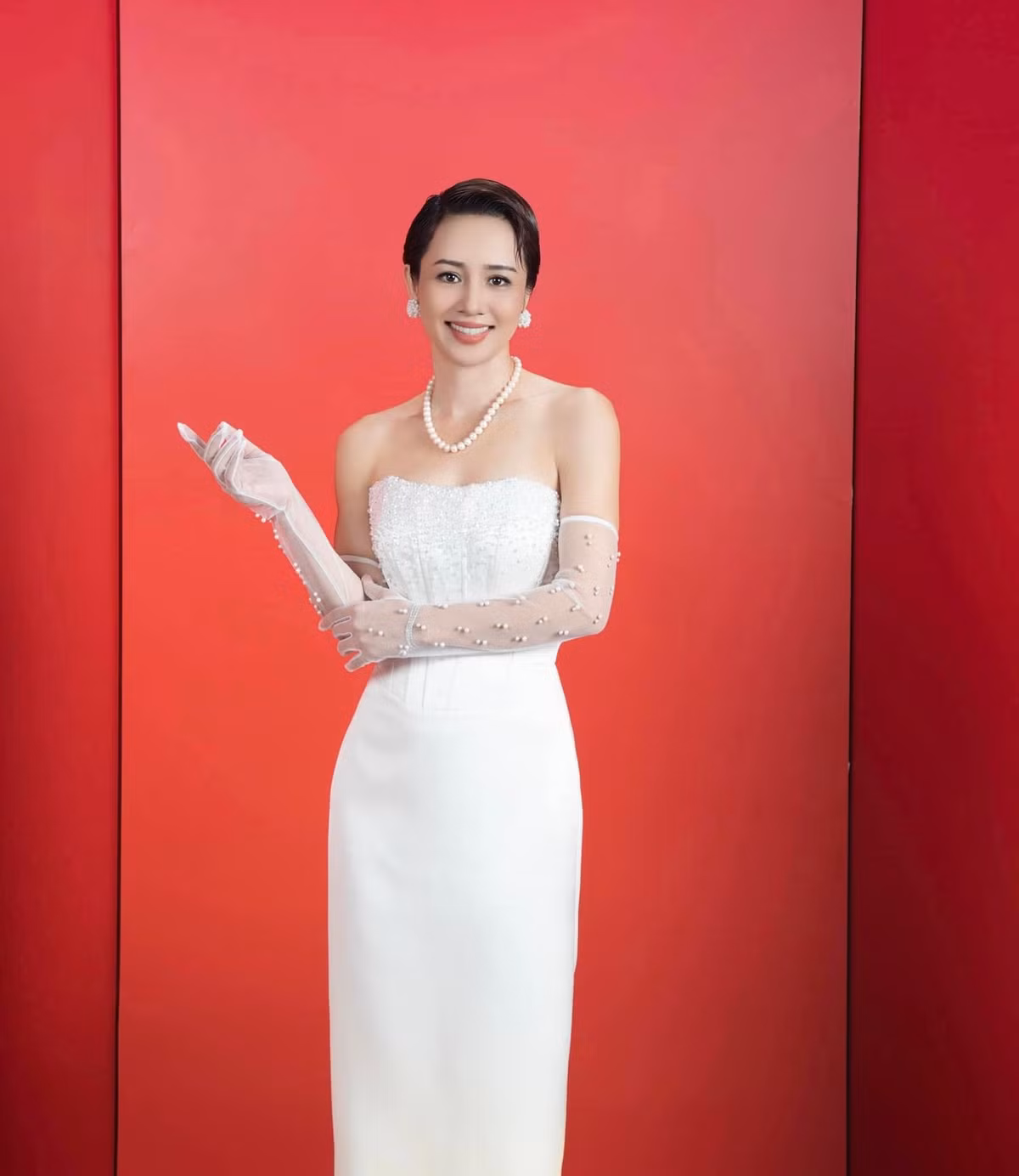 Qua tuổi 40, cô vẫn duy trì vẻ ngoài trẻ trung, thần thái tươi tắn và phong thái tự tin chẳng kém một nghệ sĩ nổi tiếng.