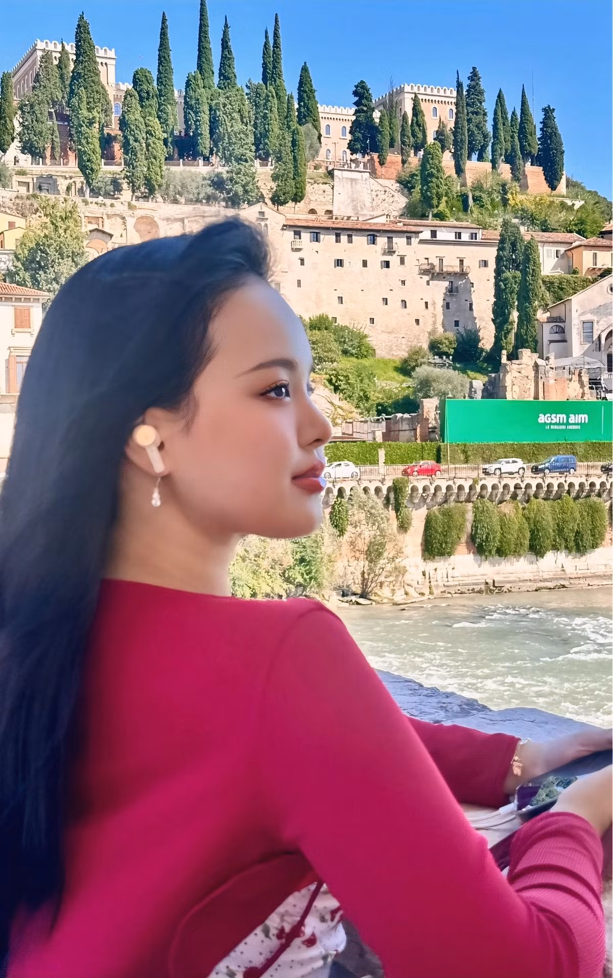 Dù còn trẻ tuổi, cô bé đã cho thấy gu thẩm mỹ tinh tế và sự tự tin hiếm có.