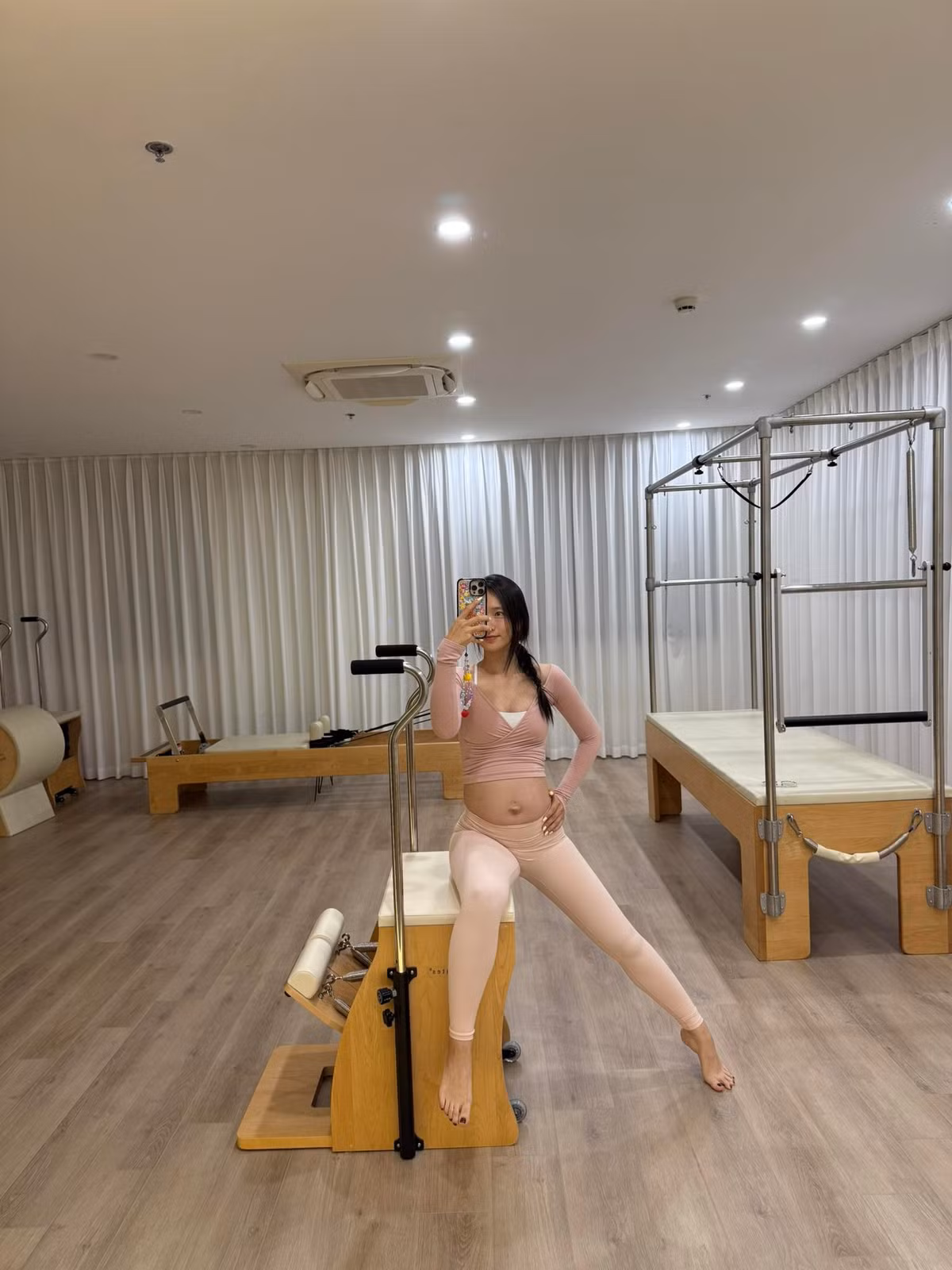Trong thời gian mang thai, Trâm Anh đều đặn đến phòng tập, duy trì vận động khỏe khoắn. Cô thường check-in tại phòng tập pilates hay sân pickleball cùng bạn bè.