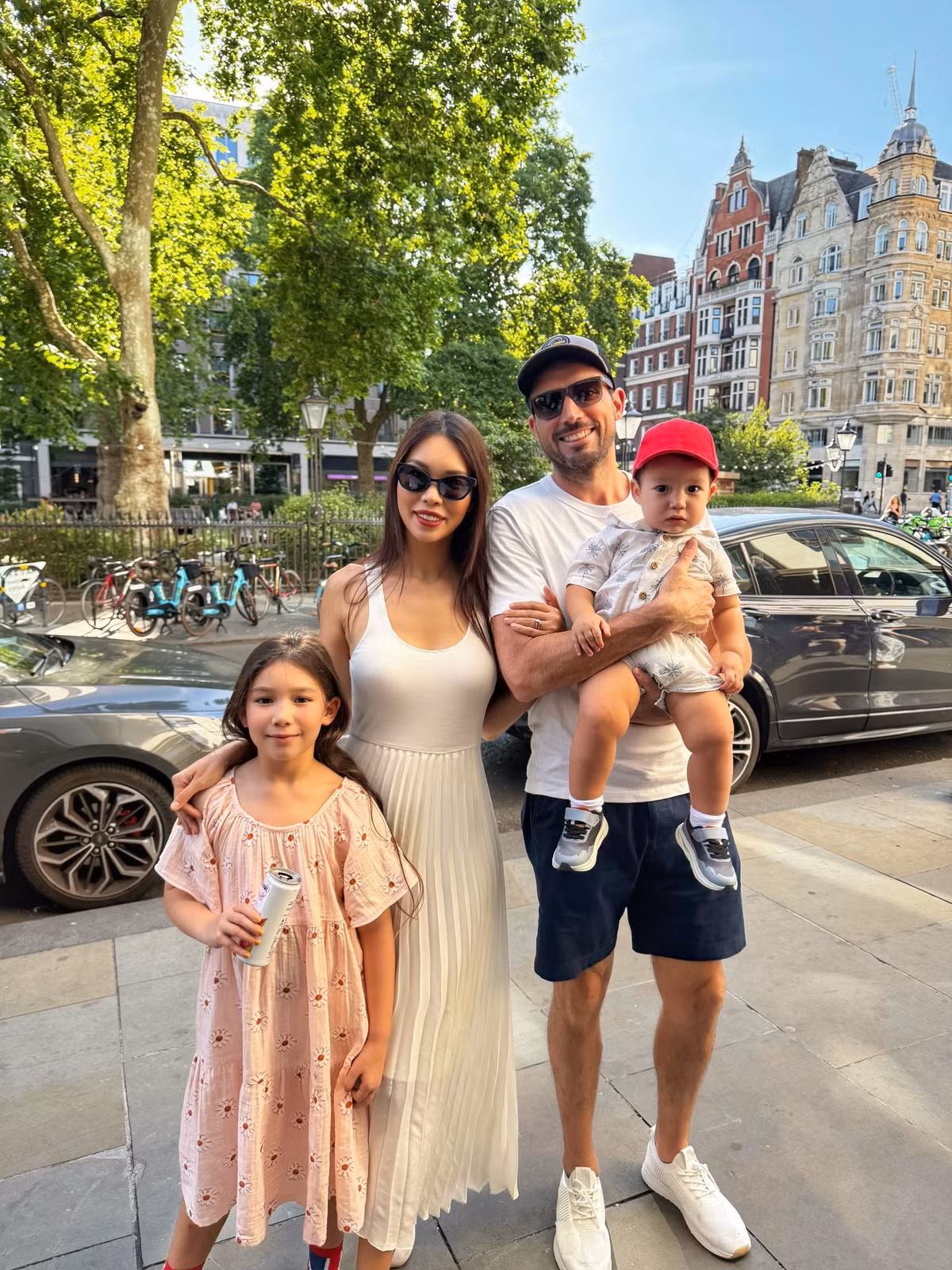 Người mẫu Hà Anh cùng chồng, Olly, đưa các con sang London thăm gia đình nội, kết hợp du lịch trong kỳ nghỉ hè. Ảnh: FB Ha Anh Vu