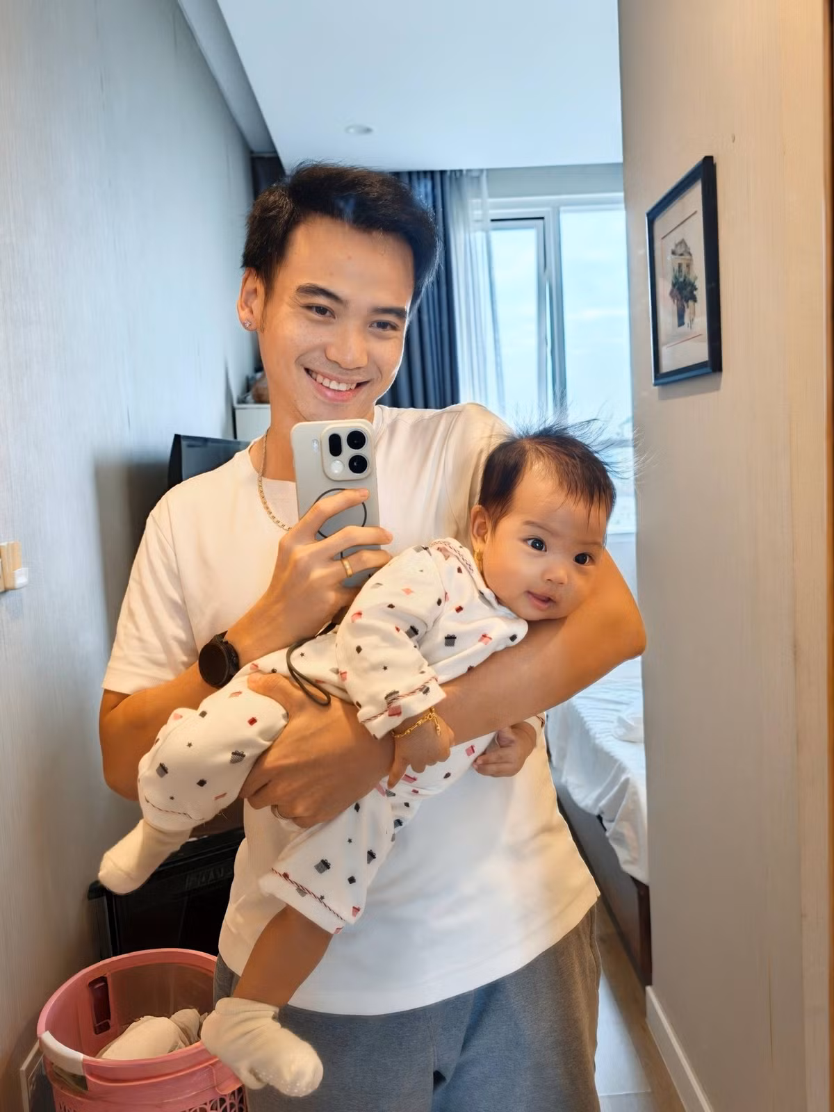 Tuấn Khôi - ông xã H'Hen Niê - khoe con gái Harley bụ bẫm, phổng phao, thừa hưởng đường nét của cả bố lẫn mẹ. Ảnh: FB Tuấn Khôi