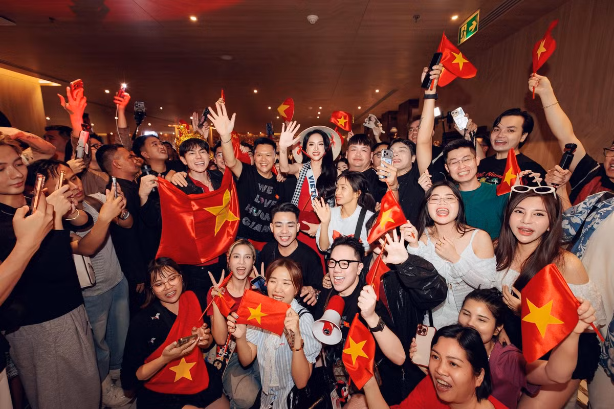 Hoa hậu Hương Giang thu hút hàng trăm nghìn lượt "thích" khi đăng bức ảnh trong vòng tay fan ở Thái Lan trước chung kết Miss Universe 2025 và cảm ơn những người ủng hộ mình. Ảnh: FB Nguyễn Hương Giang