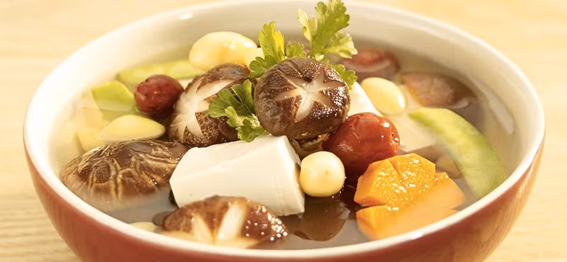 Rau củ mọc dưới đất nấu trước, trên đất nấu sau: Rau củ phát triển dưới lòng đất như khoai tây, cà rốt, củ cải, củ dền… cần nấu trước. Rau củ mọc trên mặt đất như cà chua, ớt chuông, bắp cải, dưa leo… cho vào sau khi nước đã sôi.