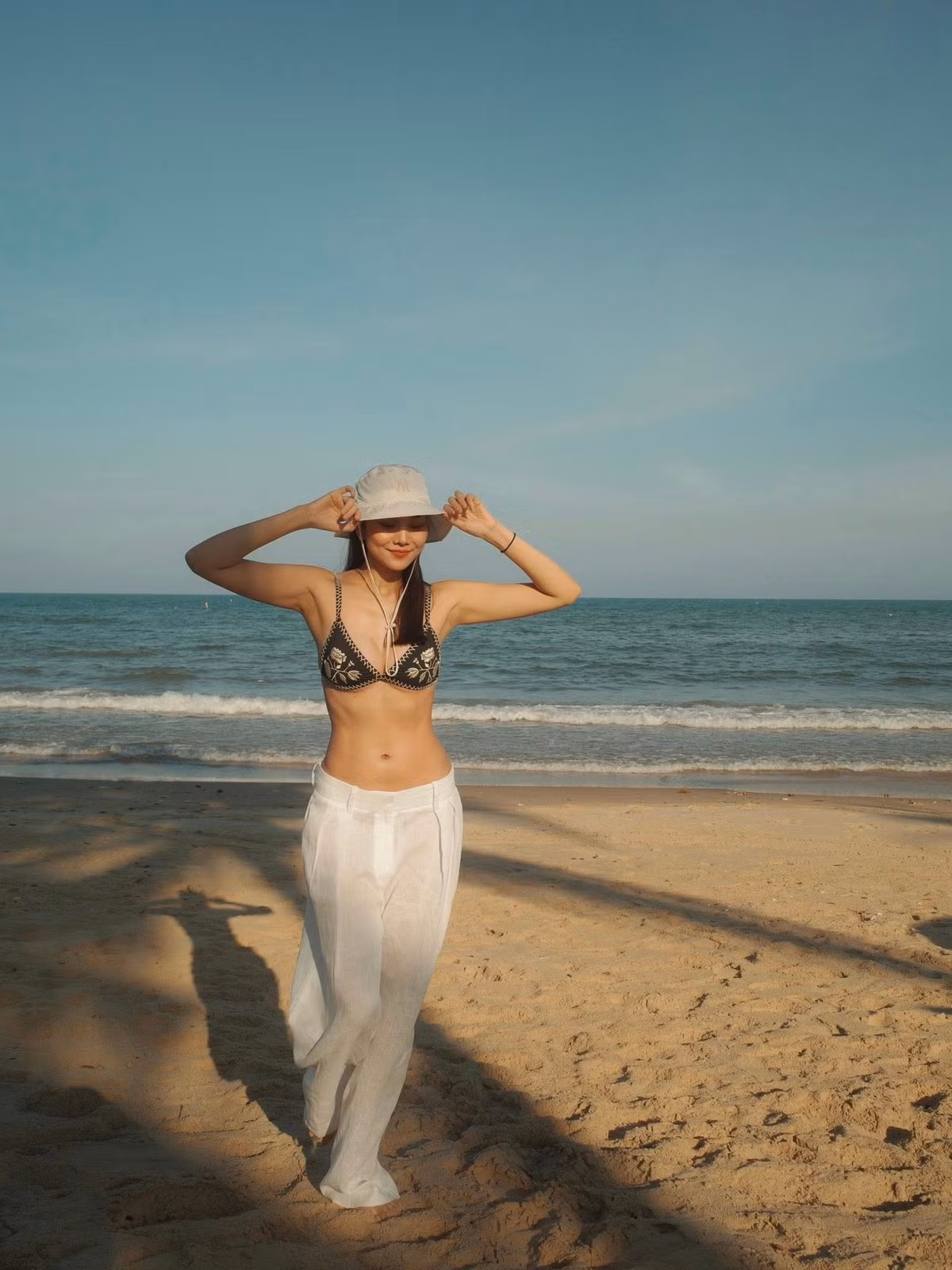 Làn da của "chị đại" làng mẫu luôn duy trì độ mịn màng, căng bóng và tươi sáng. Dù dưới ánh đèn sân khấu hay trong những khung hình đời thường giản dị, Thanh Hằng vẫn tự tin khoe vẻ đẹp không tì vết gần như không hề lộ dấu hiệu tuổi tác.
