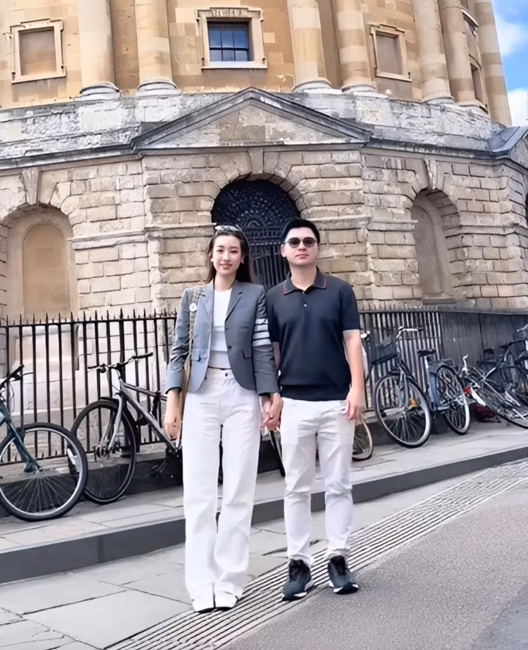 Họ thường tay trong tay tận hưởng những chuyến du lịch hay đi công tác kết hợp ngắm cảnh.