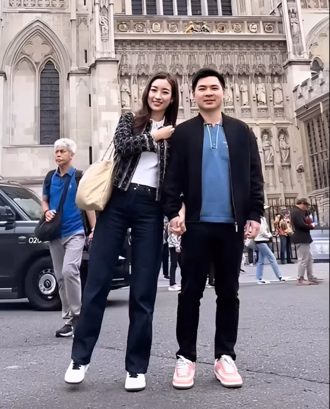 Bạn bè nhận xét Đỗ Mỹ Linh và ông xã vẫn như vợ chồng son sau gần 3 năm kết hôn, có một con gái.