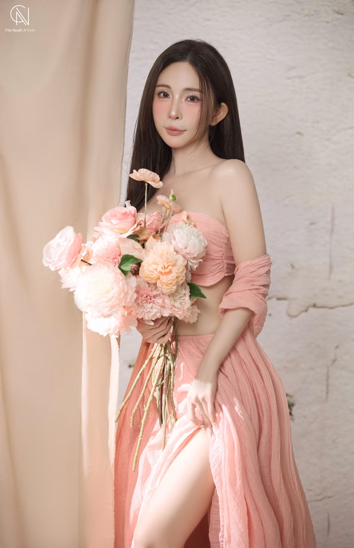 Bộ ảnh không chỉ khoe vóc dáng nuột nà mà còn cho thấy sự thay đổi rõ rệt về nhan sắc của người đẹp.