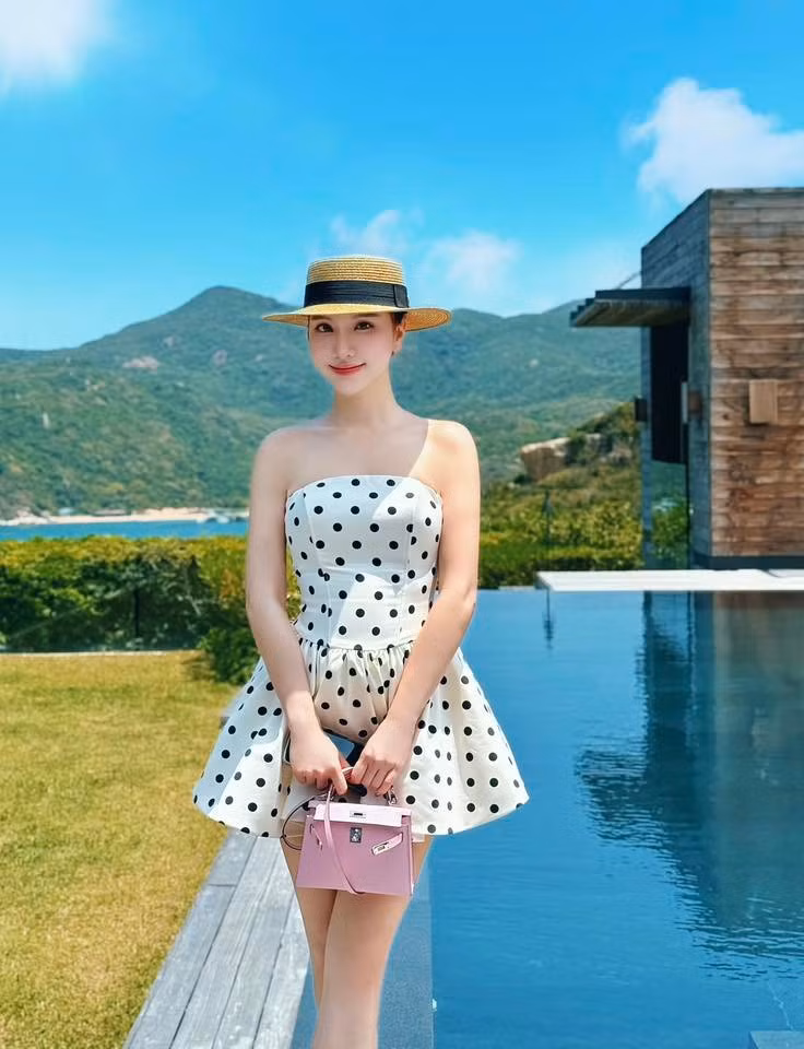 Có đường cong nóng bỏng nên Hạnh Sino khá thích những kiểu váy áo tôn vòng 1 hoặc tấm lưng thon thả. Ảnh: FB Hạnh Sino