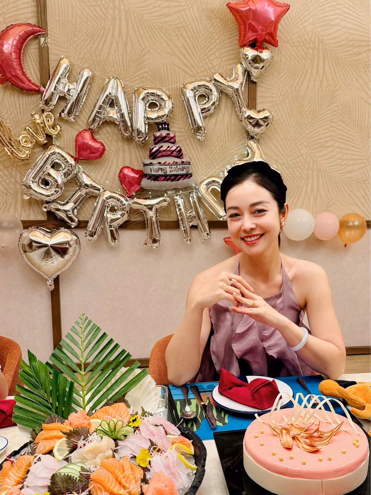 Điểm cộng lớn trong gu ăn mặc của Jennifer Phạm chính là khả năng cân bằng giữa sexy và thanh lịch. Ảnh: FB Jennifer Pham