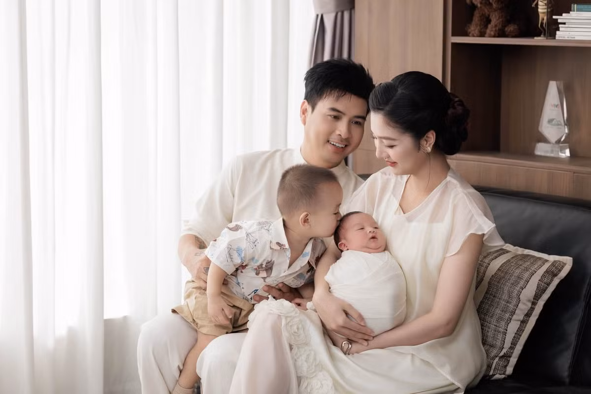 Bên cạnh những lời chúc dành cho em bé, ngoại hình của Tuệ Như cũng nhận được nhiều sự quan tâm. Trong những khung hình đầu tiên sau khi sinh con, bà xã Hồ Quang Hiếu được khán giả nhận xét vẫn giữ vẻ ngoài tươi tắn, rạng rỡ. Ảnh: FB Hồ Quang Hiếu