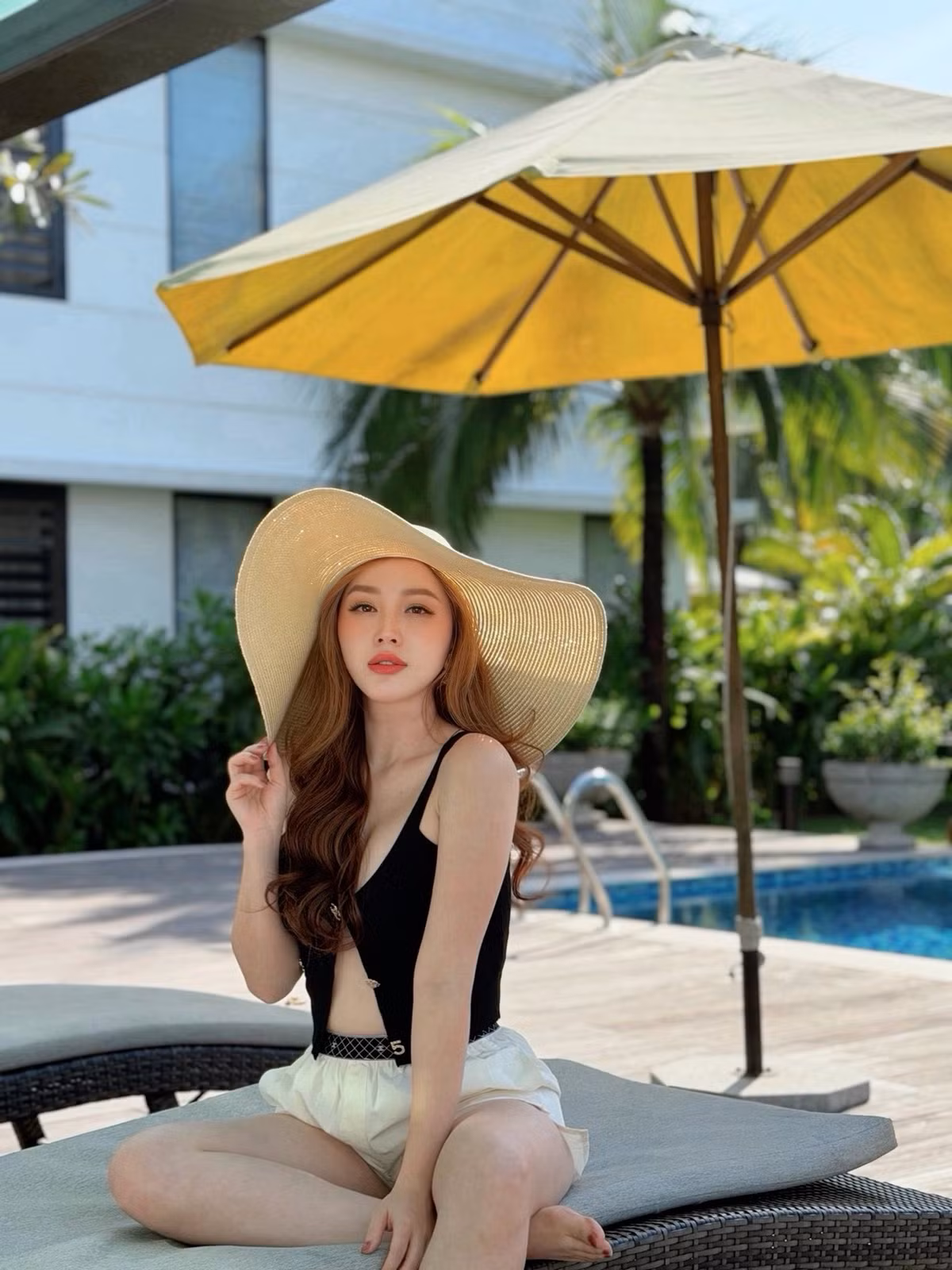 Ca sĩ Bảo Thy mặc áo sexy khoe dáng "gái một con" ở Phú Quốc. Ảnh: FB Bảo Thy