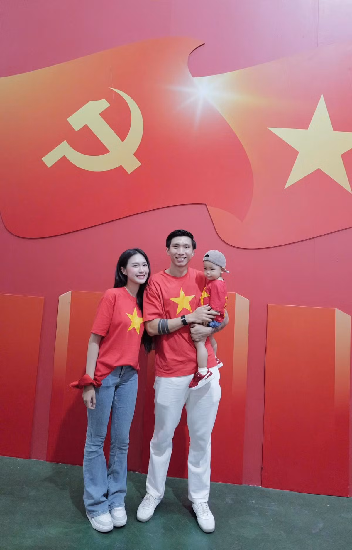 Gia đình Doãn Hải My - Đoàn Văn Hậu mặc đồng phục áo cờ đỏ sao vàng mừng đại lễ. Ảnh: FB Đoàn Văn Hậu