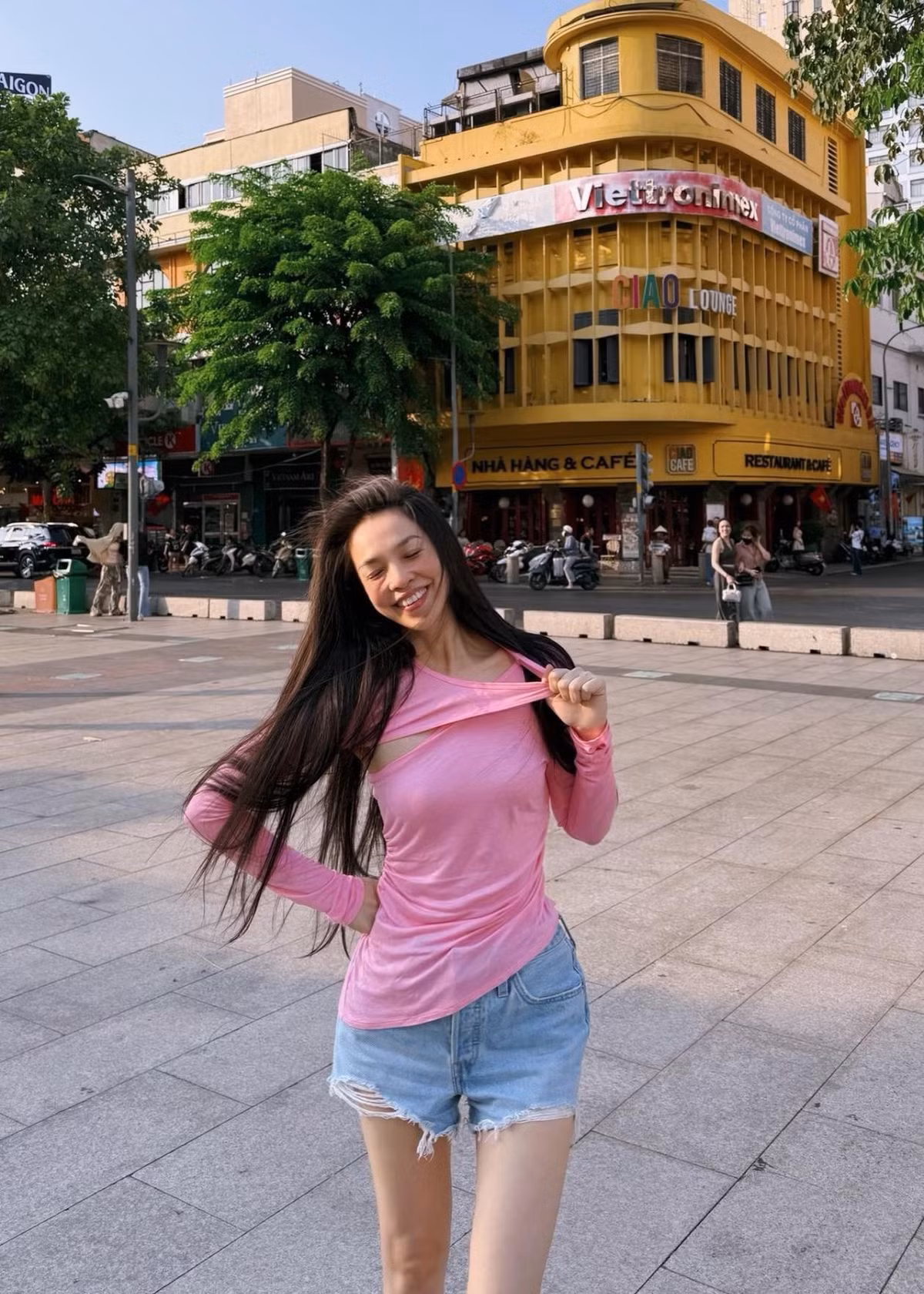 Không chỉ giữ phong độ về nhan sắc, Hiền Thục còn được yêu thích nhờ phong cách thời trang trẻ trung, năng động.