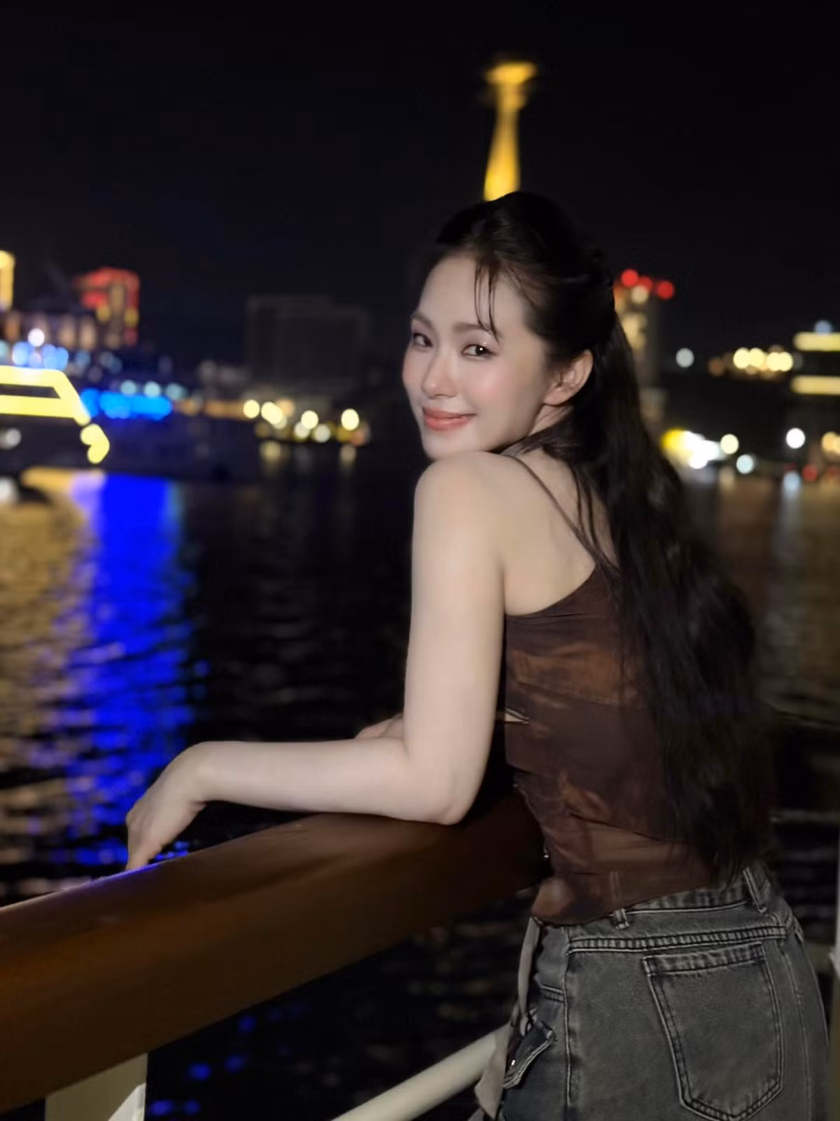 Không chỉ vóc dáng thon gọn, ngoại hình của Lương Bích Hữu ở tuổi 41 cũng khiến nhiều người phải trầm trồ vì sự trẻ trung đáng kinh ngạc. Khán giả ưu ái dành nhiều lời khen cho vẻ đẹp dường như "bị thời gian bỏ quên" của cô.