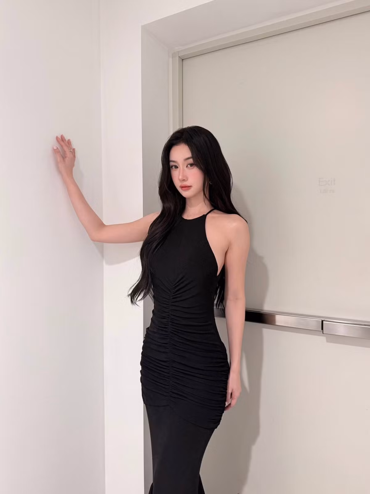 Không chạy theo hình ảnh quá sắc sảo hay cá tính, nữ diễn viên ghi điểm nhờ đường nét thanh tú, làn da sáng và nụ cười rạng rỡ. Ảnh: FB Vũ Phương Anh