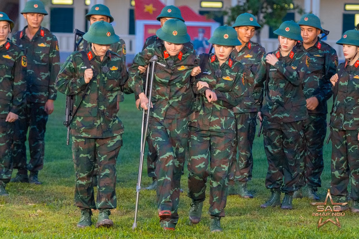 Ninh Dương Lan Ngọc chia sẻ khoảnh khắc "tình đồng chí" trong Sao nhập ngũ. Ảnh: FB Ninh Dương Lan Ngọc