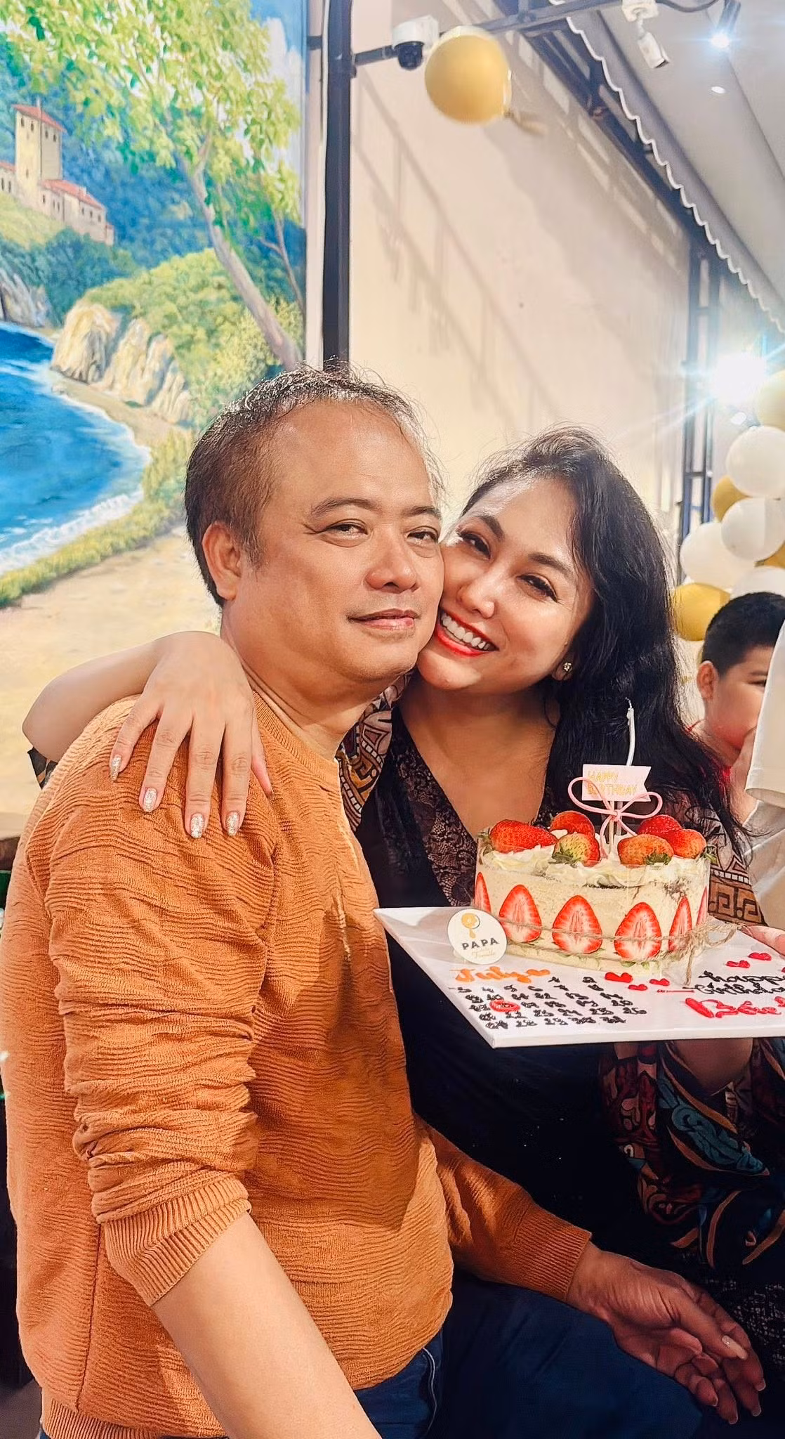 Diễn viên Phi Thanh Vân quấn quýt bạn trai trong tiệc sinh nhật. Ảnh: FB Phi Thanh Vân