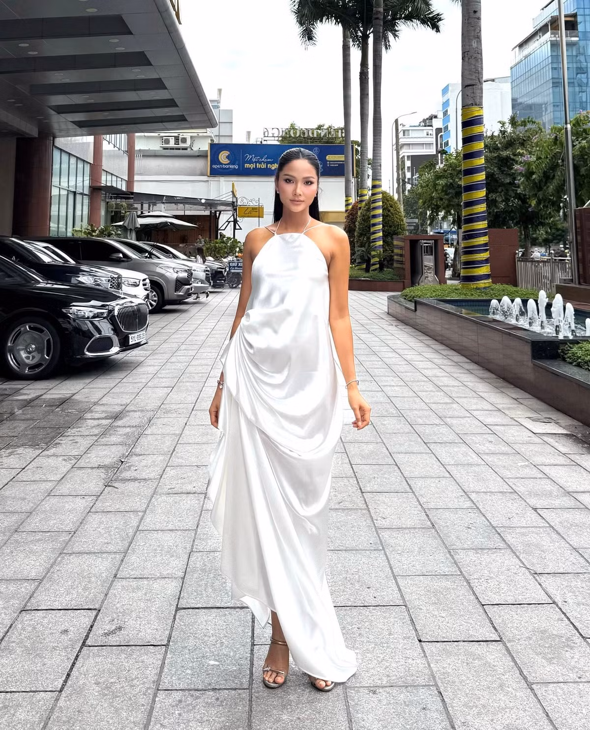 Đông đảo khán giả nhận xét H'Hen Niê ngày càng nhuận sắc, là một trong những "bà bầu thời trang", có thể thay đổi hình ảnh linh hoạt từ giản dị đến sành điệu. Ảnh: FB H'Hen Niê