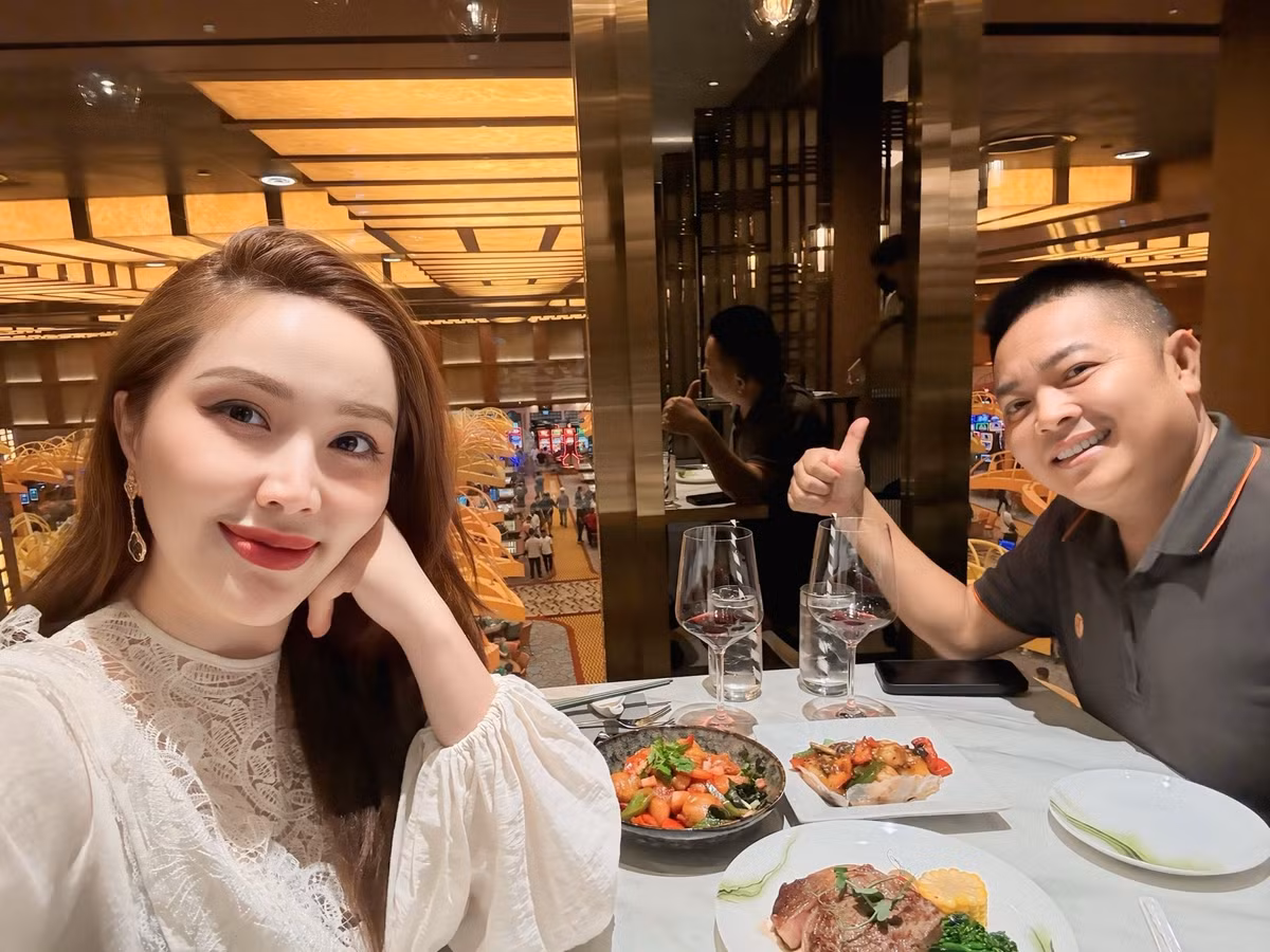 Vợ chồng ca sĩ Bảo Thy trốn con đi hẹn hò. Ảnh: FB Bao Thy Tran