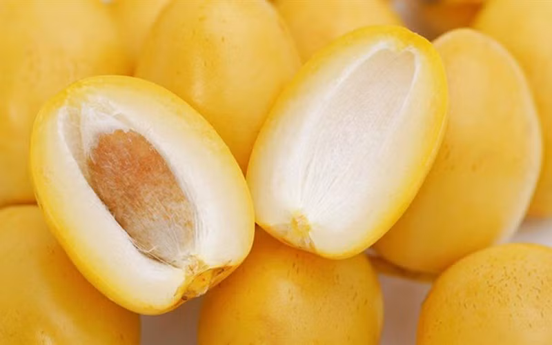 Chà là, đặc biệt ở dạng khô, cung cấp chất xơ, kali, magie và nhiều hợp chất chống oxy hóa, nhưng đồng thời chứa lượng đường tự nhiên khá cao. Chất xơ trong chà là góp phần hỗ trợ hoạt động của đường ruột và làm chậm phần nào tốc độ hấp thu đường so với thực phẩm chứa đường đơn không có chất xơ. Tuy nhiên, người cần kiểm soát đường huyết nên ăn với khẩu phần vừa phải. Có thể dùng 1–2 quả cùng các loại hạt, cắt nhỏ cho vào yến mạch hoặc salad thay cho chất tạo ngọt. Ảnh: Bách hoá XANH