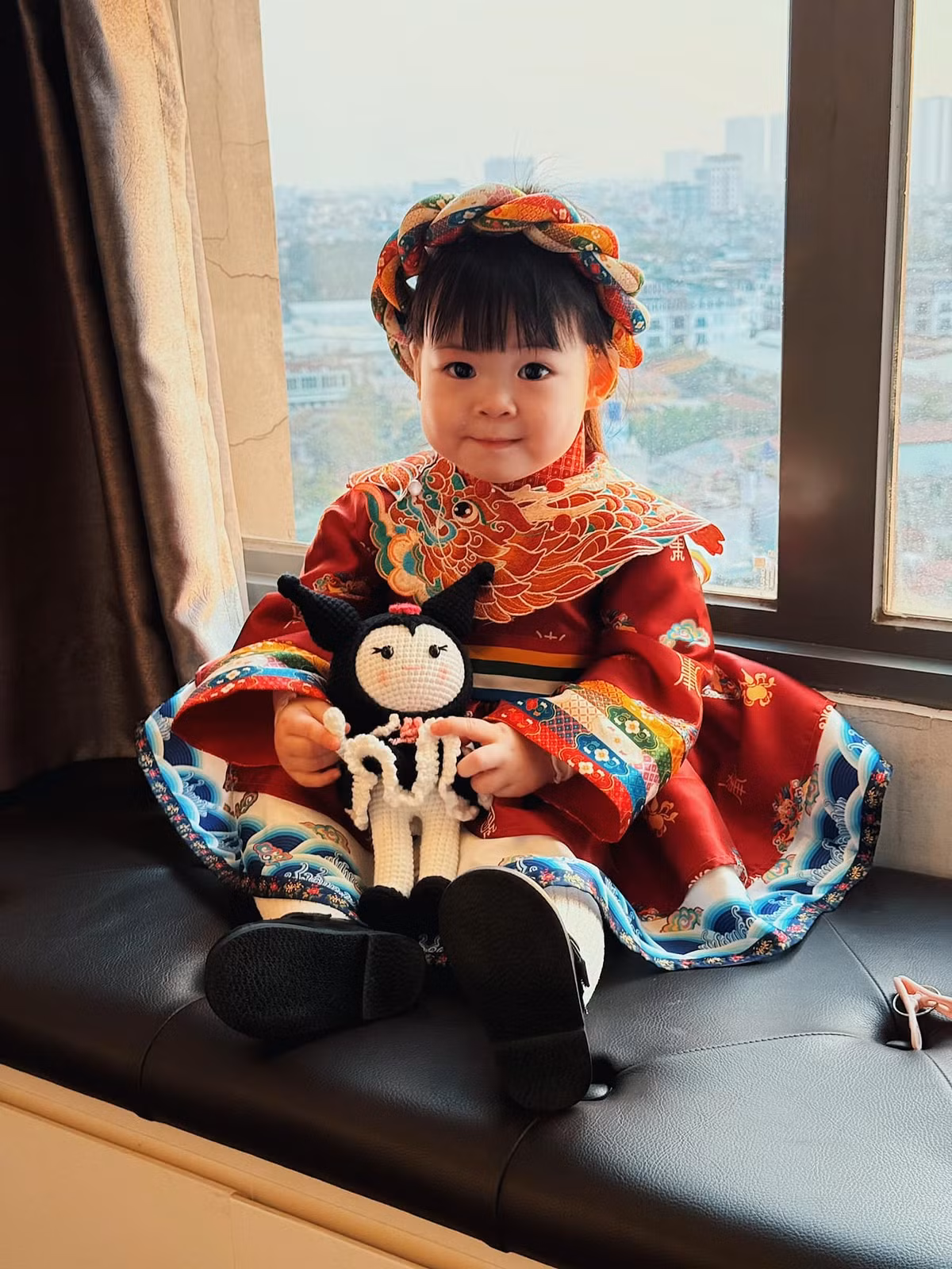 Người đẹp 9x chia sẻ rằng con gái rất hay cười, thường có những biểu cảm ngộ nghĩnh và những trò đùa lém lỉnh khiến cả nhà luôn vui vẻ.