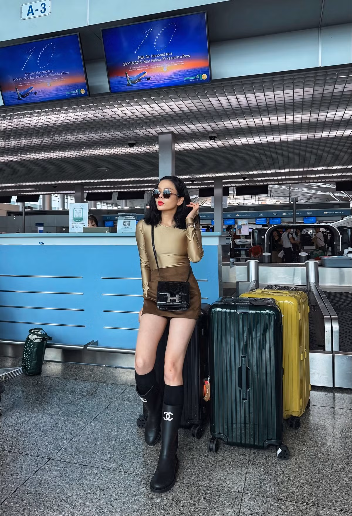 Không khó để nhận thấy sự 'lột xác' ấn tượng trong gu ăn mặc của 'nữ hoàng phòng trà' Lệ Quyên thời gian gần đây. Thay vì những bộ cánh cầu kỳ, lộng lẫy thường thấy, cô ưu tiên những mẫu váy áo tối giản nhưng vẫn vô cùng gợi cảm.