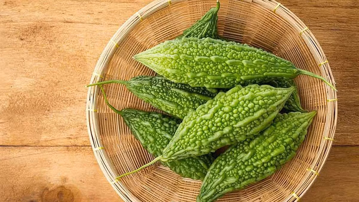 Khổ qua có vị đắng đặc trưng nhưng lại cung cấp vitamin C, folate và chất xơ. Loại quả này thường xuất hiện trong các món như khổ qua nhồi thịt, khổ qua xào trứng hoặc thái mỏng ăn kèm thịt bò. Khi chế biến đúng cách, vị đắng đặc trưng kết hợp với nguyên liệu giàu đạm có thể tạo nên món ăn vừa ngon miệng vừa cân đối hơn về dinh dưỡng. Ảnh: Điện máy XANH