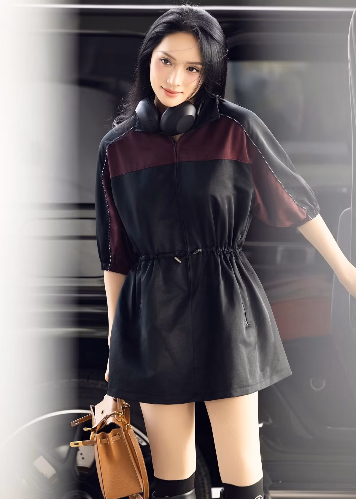 Hoa hậu Hương Giang xách túi Hermes Kelly trị giá hàng trăm triệu đồng khi ra sân bay. Ảnh: FB Nguyễn Hương Giang