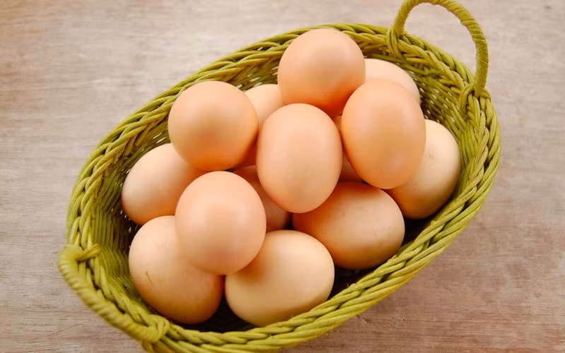 Trứng gà là thực phẩm giàu protein và chứa nhiều dưỡng chất như choline, vitamin B12 cùng các vitamin và khoáng chất khác. Với mẹ bầu bị tiểu đường thai kỳ, trứng có thể kết hợp với rau xanh và một phần tinh bột nguyên hạt để tạo thành bữa ăn giàu dinh dưỡng. Trứng cần được nấu chín kỹ, tránh sử dụng trứng sống hoặc chưa chín hoàn toàn. Ảnh: Điện máy XANH