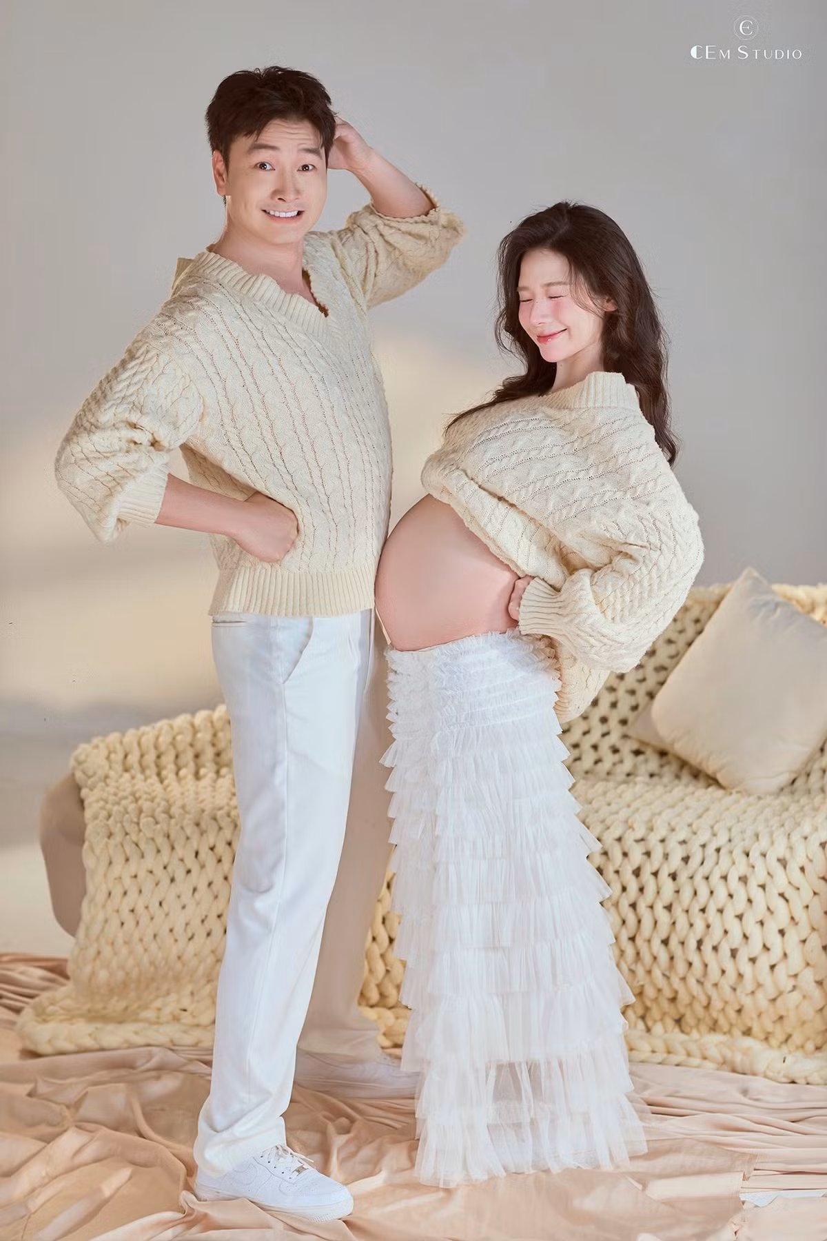 Trọng Lân vừa chia sẻ bộ ảnh của bà xã trong thai kỳ. Nam diễn viên cho biết anh và Huyền Trang háo hức chờ đón ngày con chào đời. Ảnh: FB Trọng Lân