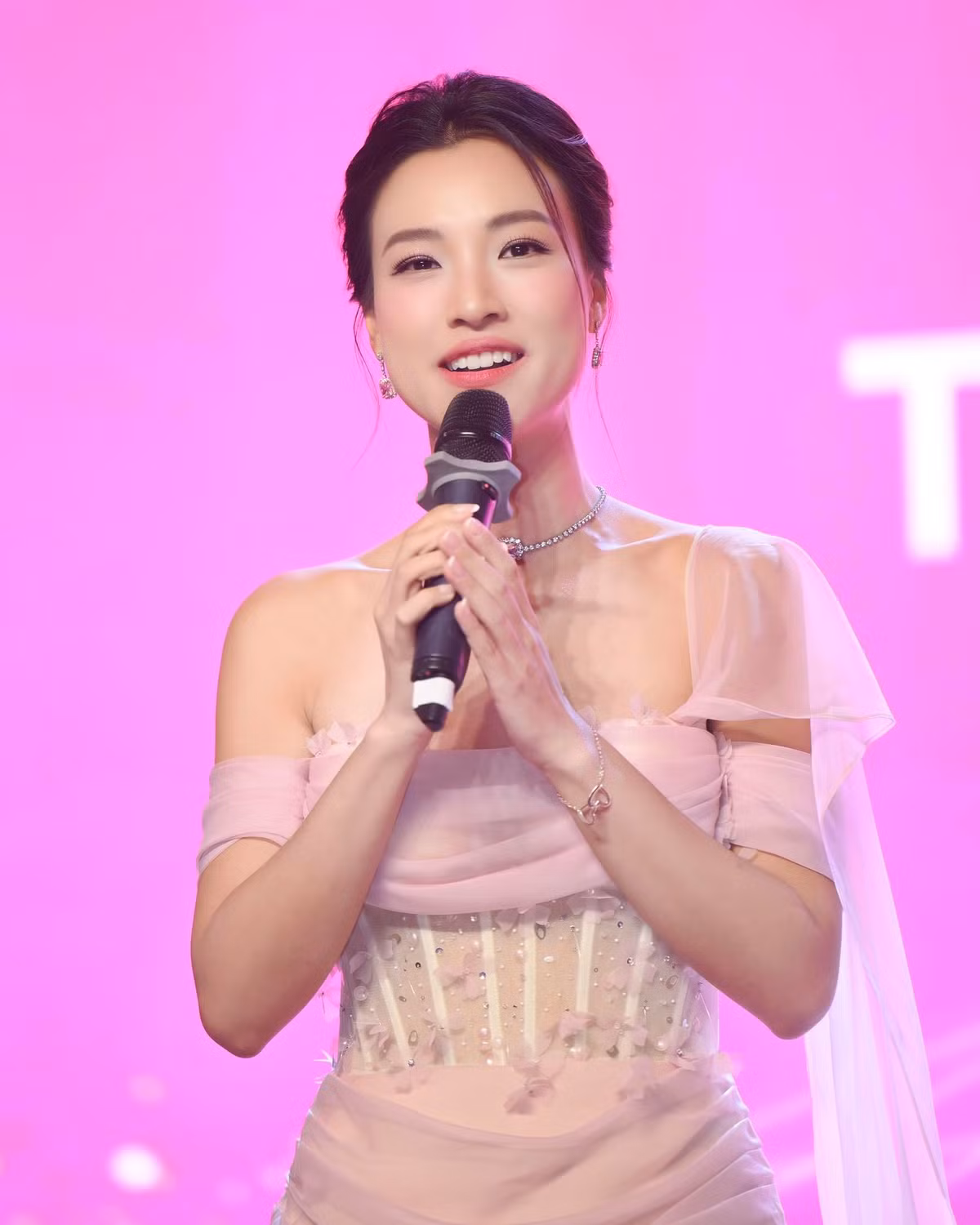 Nữ MC tiết lộ hiện tại, cô dành trọn thời gian cho con và công việc, mong con được yêu thương, rèn luyện thói quen tự lập và hiểu rõ văn hóa Việt Nam.