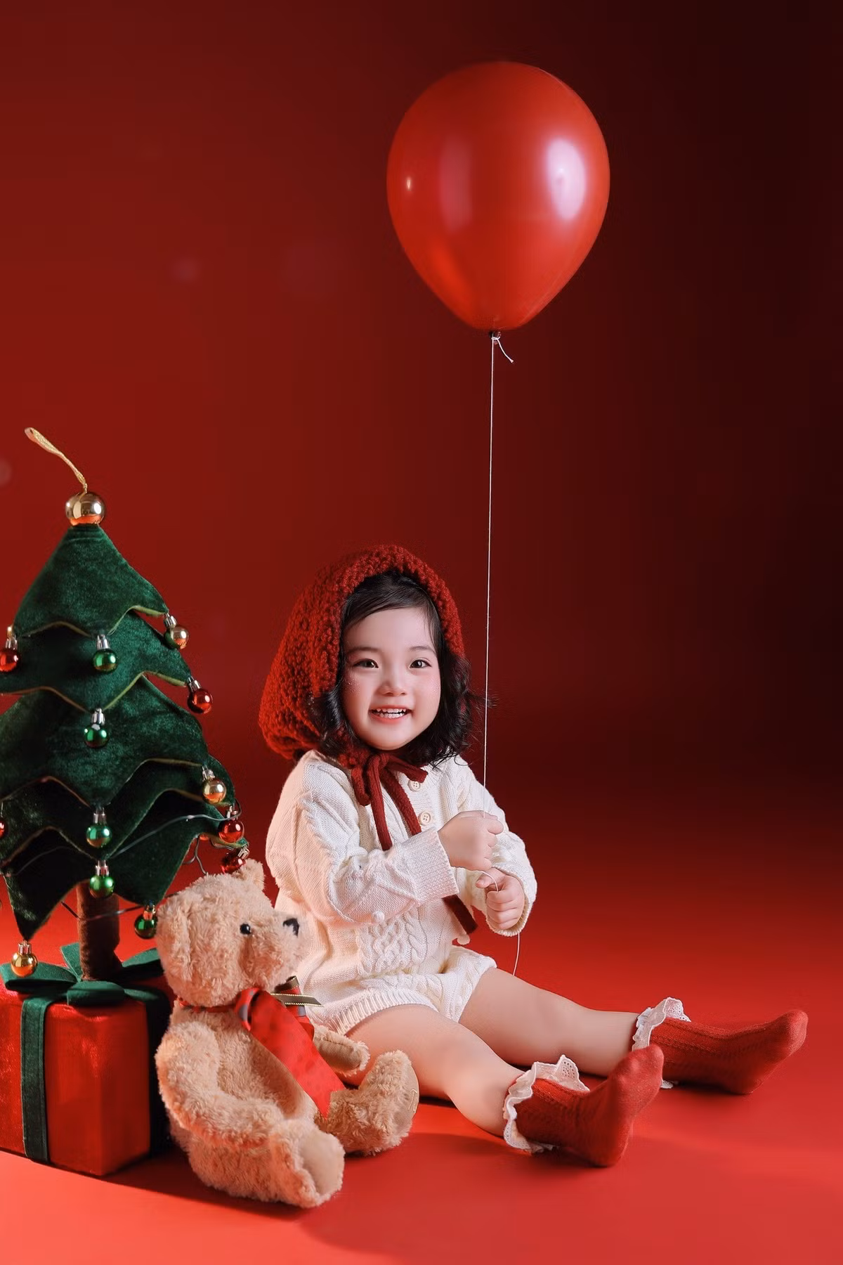 Không cần quá nhiều phụ kiện cầu kỳ, chỉ với cây thông Noel, hộp quà và chú gấu bông, tổng thể loạt ảnh vẫn ghi điểm tuyệt đối.
