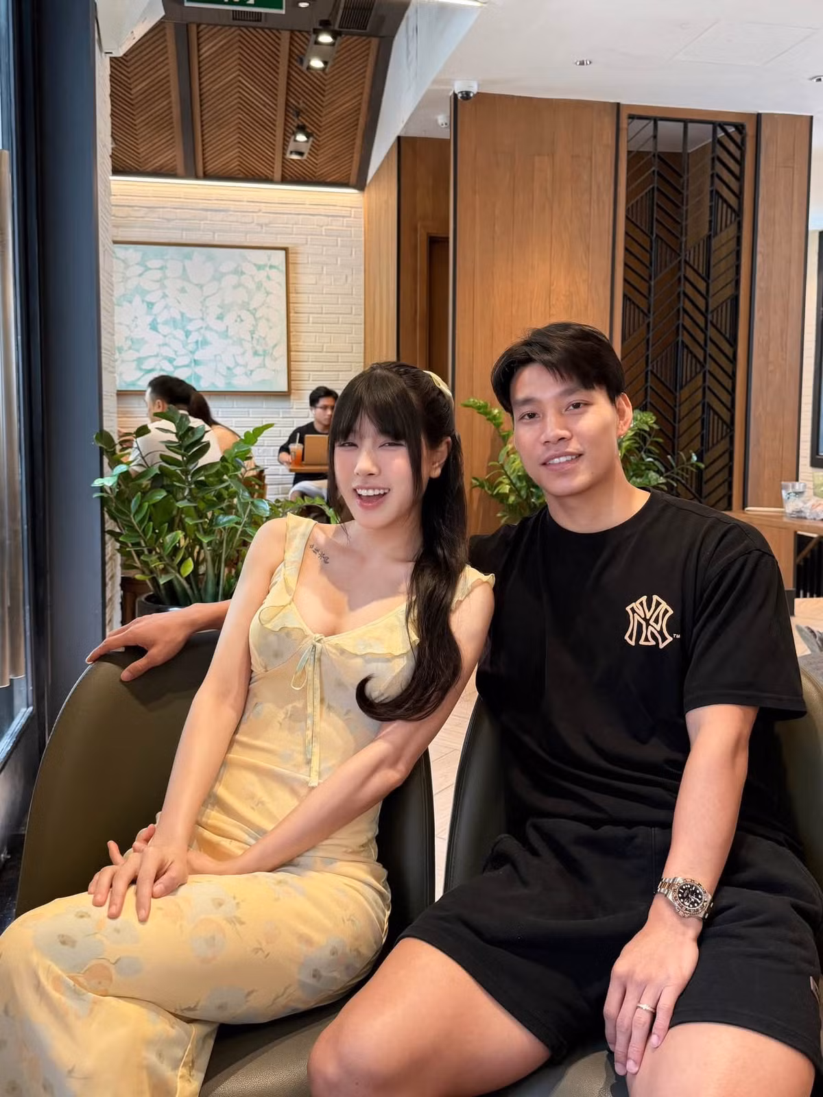 Sau kết hôn, cả hai thường xuyên chia sẻ những khoảnh khắc đời thường bên nhau, trong khi mỗi người vẫn duy trì công việc và lịch trình riêng