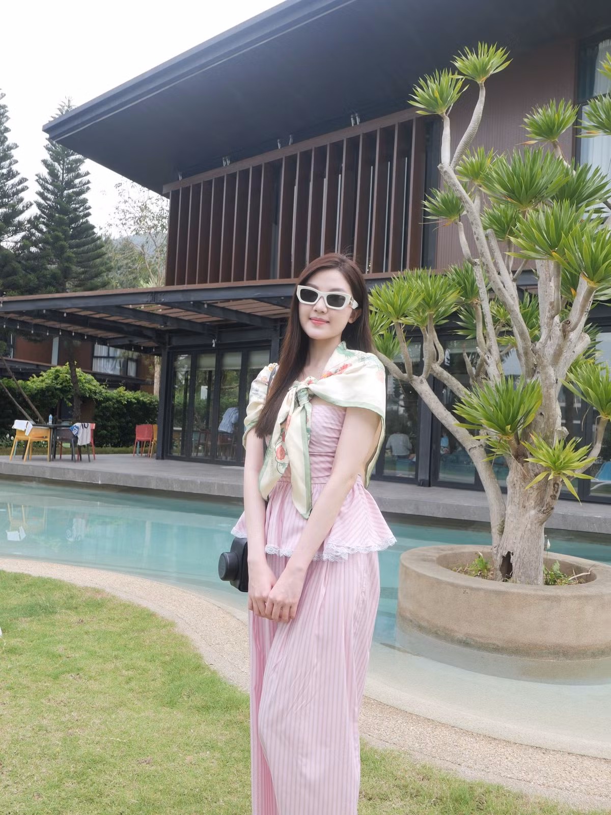 Thời trang mỗi khi xuất hiện của nữ diễn viên vẫn nhận được lời khen từ cộng đồng mạng.