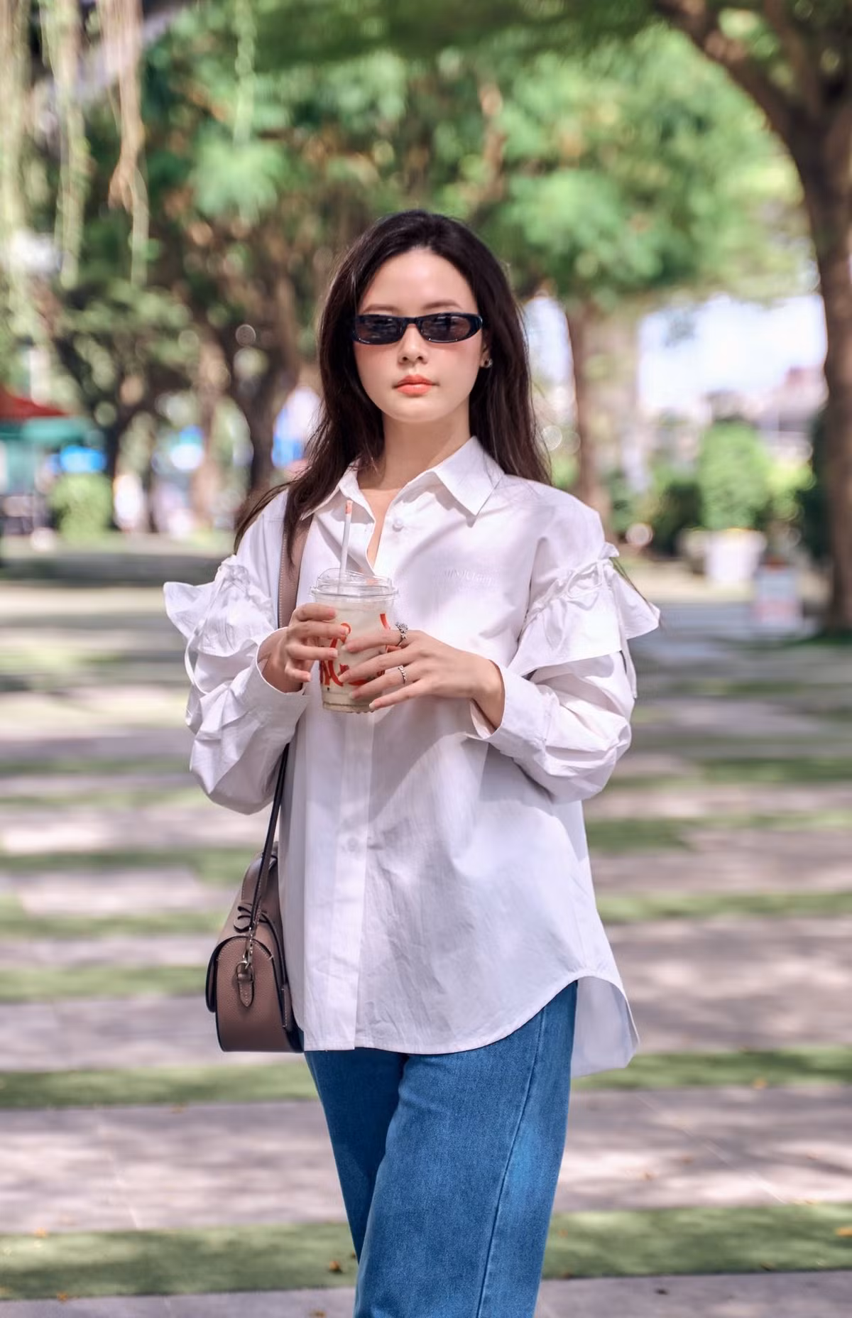 Từ những thiết kế cách điệu, nữ tính cho đến phong cách thanh lịch, tối giản, cô đều khéo léo phối đồ tạo nên hình ảnh năng động nhưng vẫn giữ được sự nền nã đặc trưng.