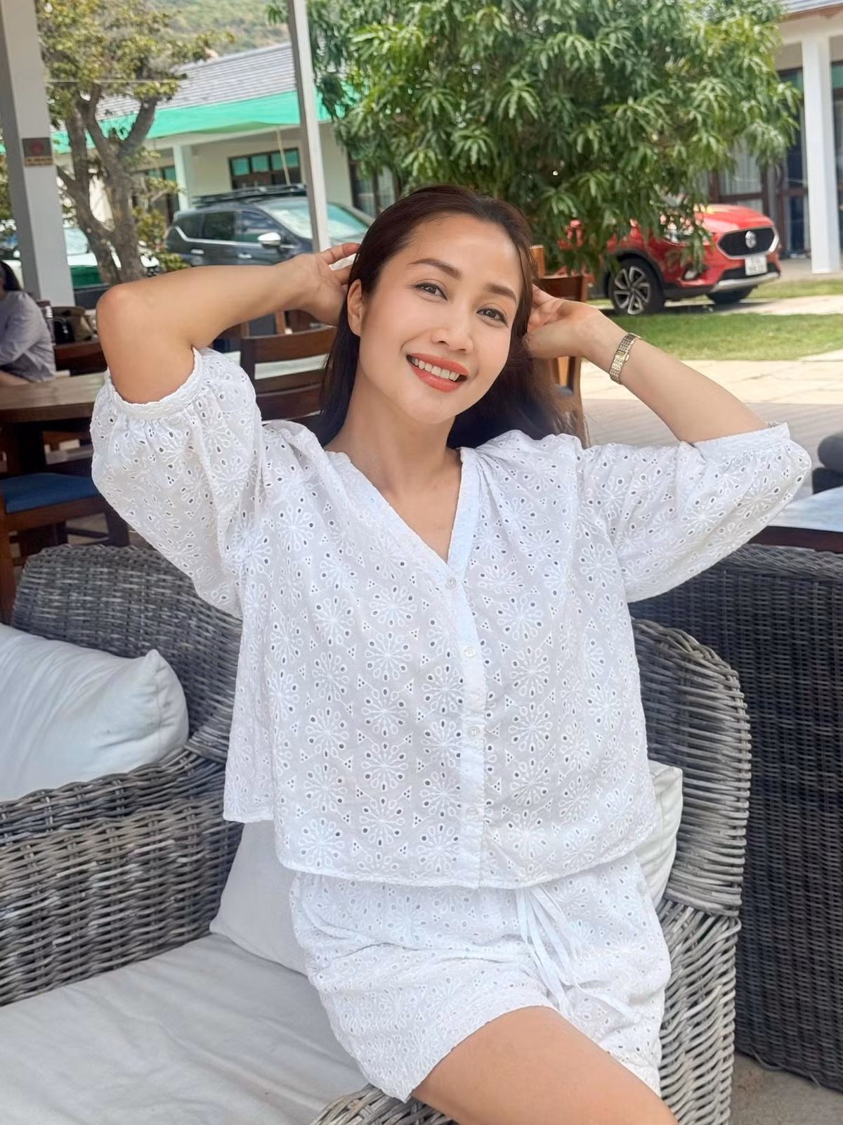 Ốc Thanh Vân mặc set trang phục màu trắng trẻ trung. Ảnh: FB Ốc Thanh Vân